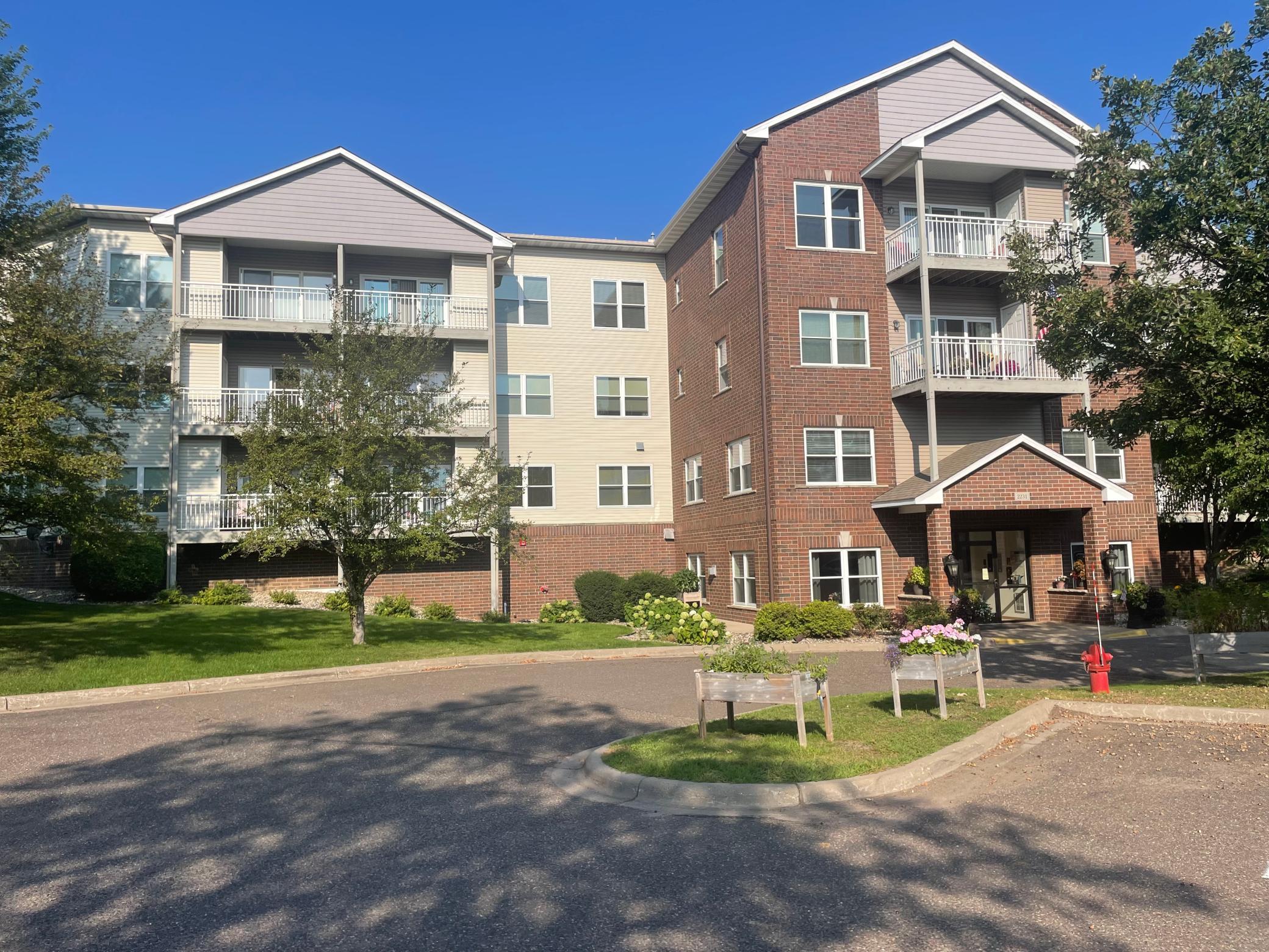 2231 Penn Place 305