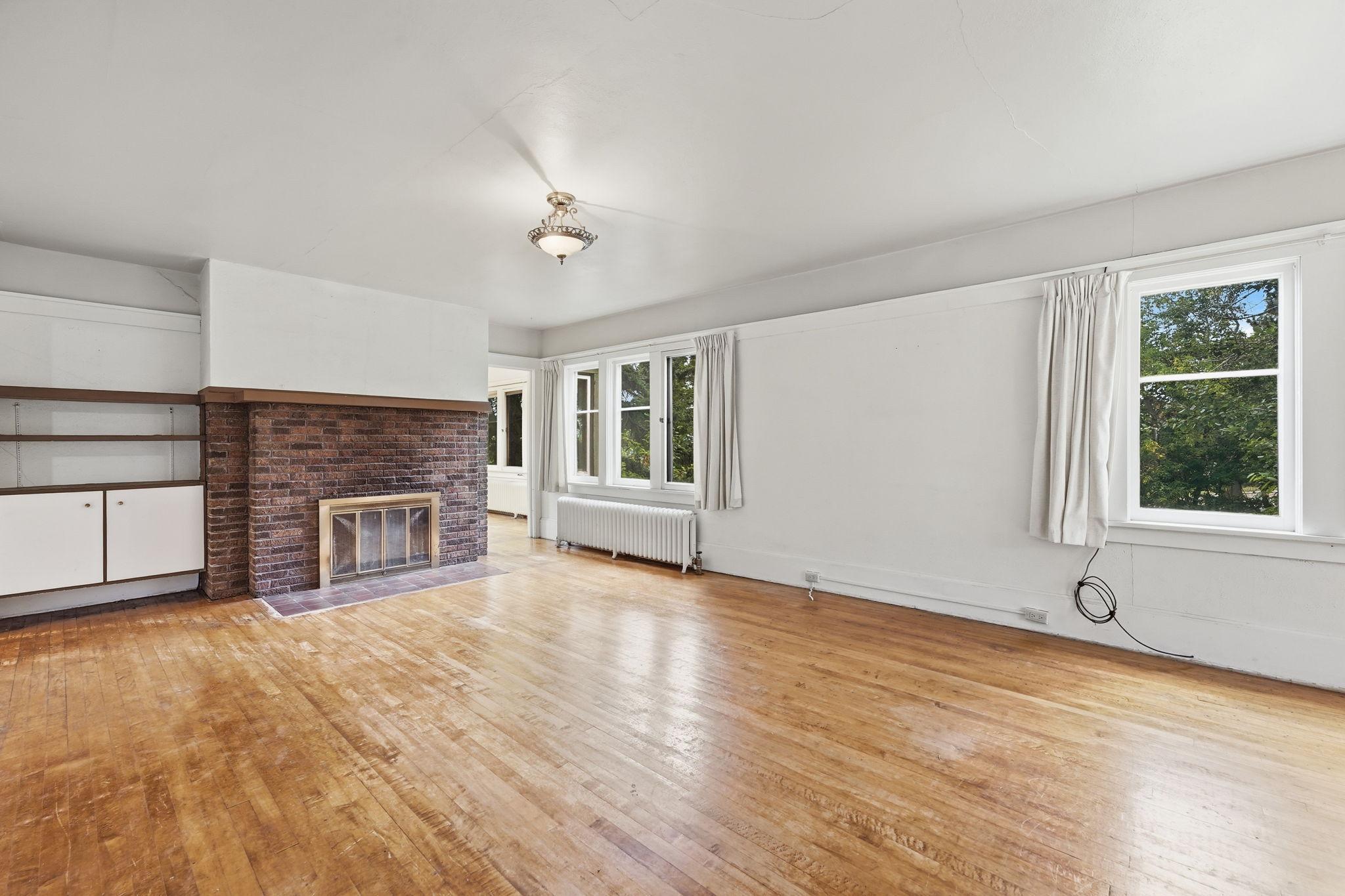 2114 E 2nd Street Property Photo 4