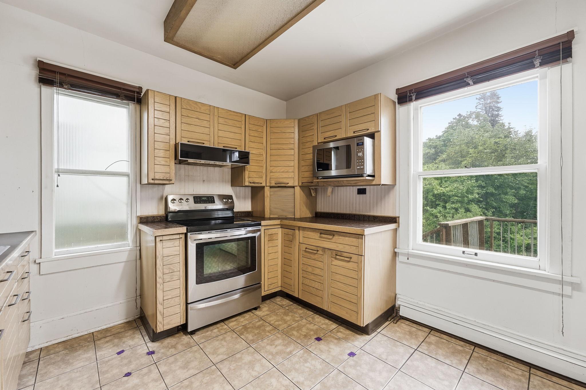 2114 E 2nd Street Property Photo 8