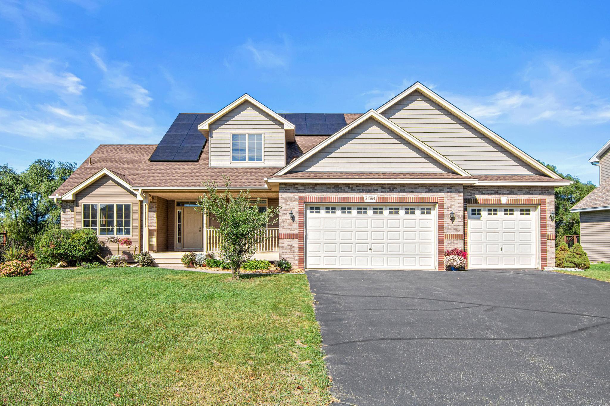 21394 Queen Court Nw Property Photo 1