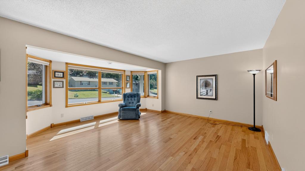 717 Cliff Street Ne Property Photo 2