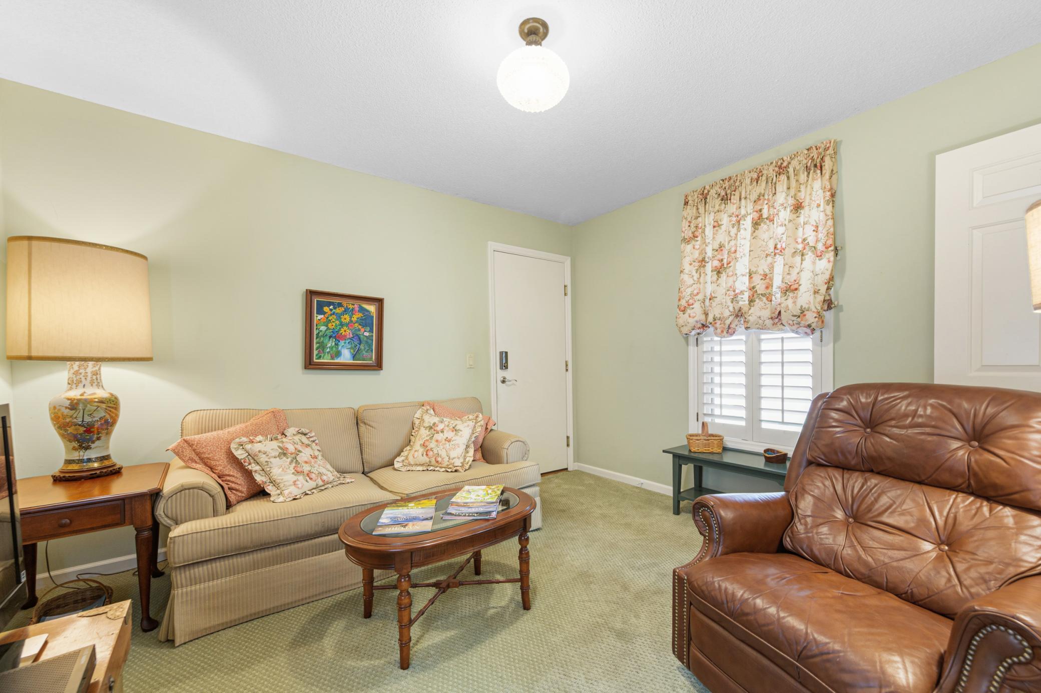 1267 Woodley Street E Property Photo 8