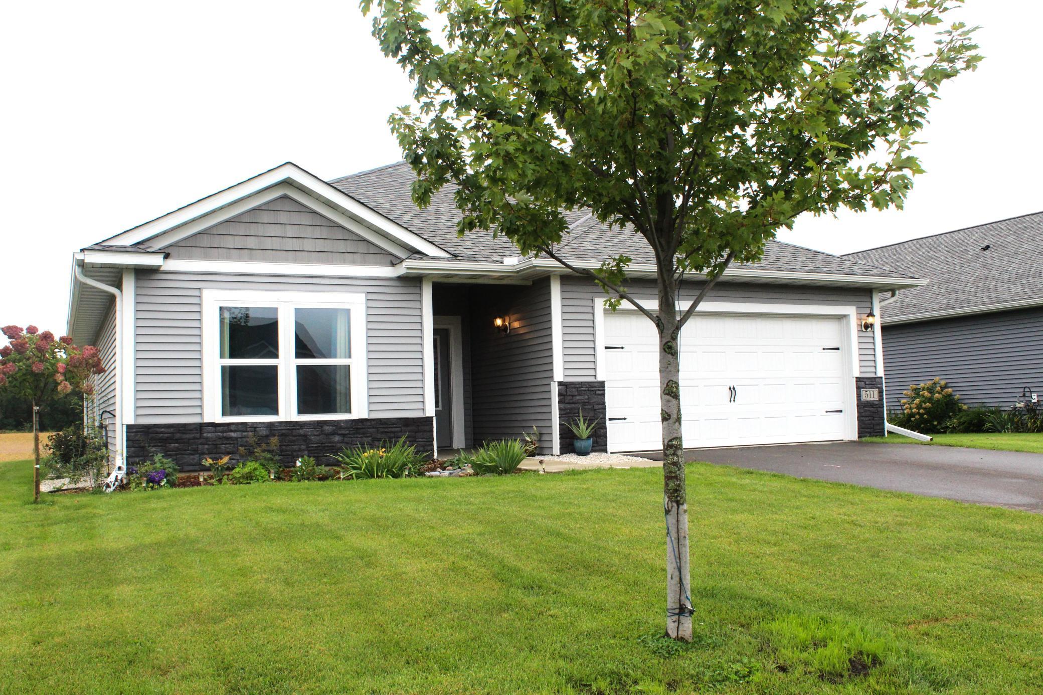 511 Valley Drive W Property Photo 1