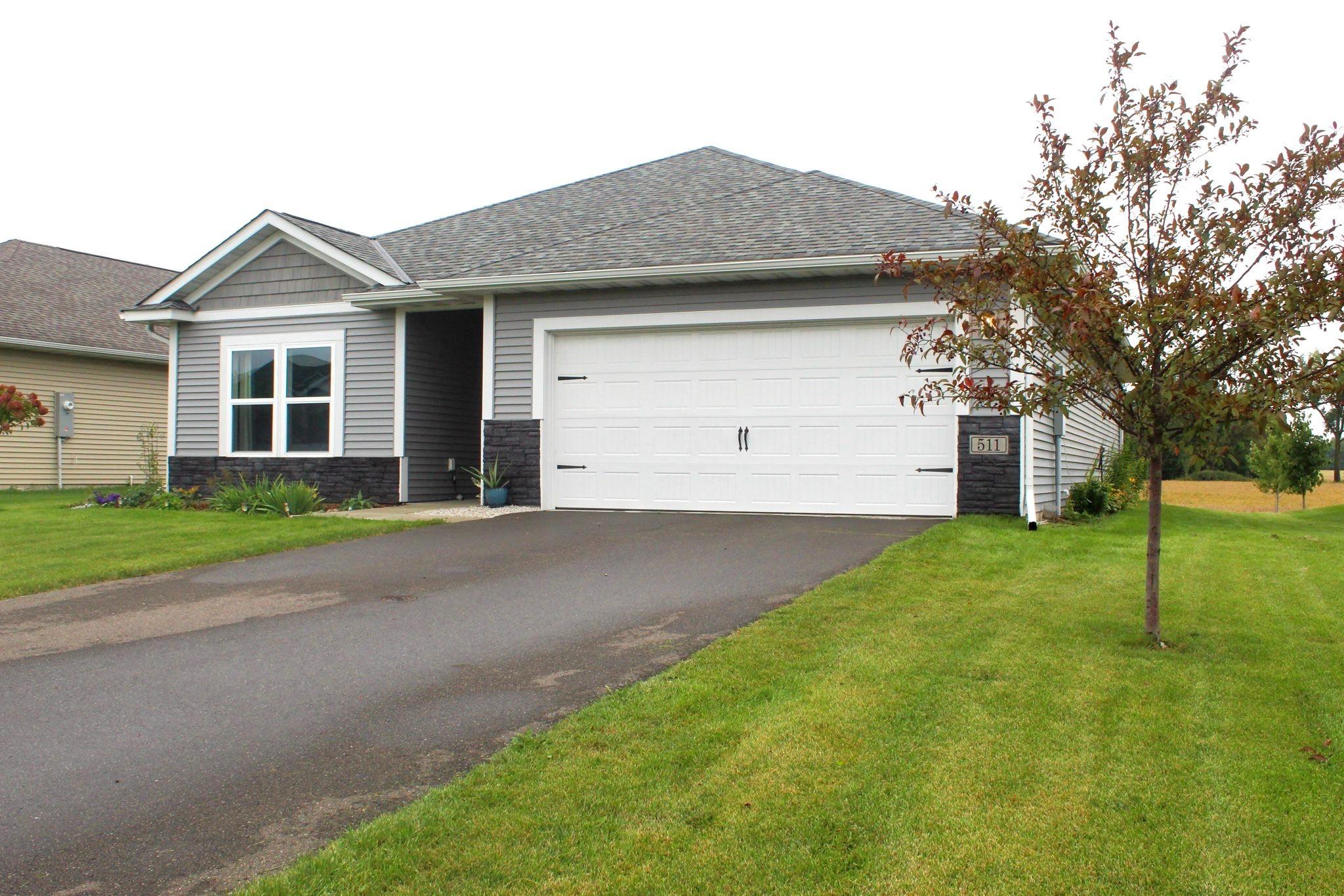 511 Valley Drive W Property Photo 2