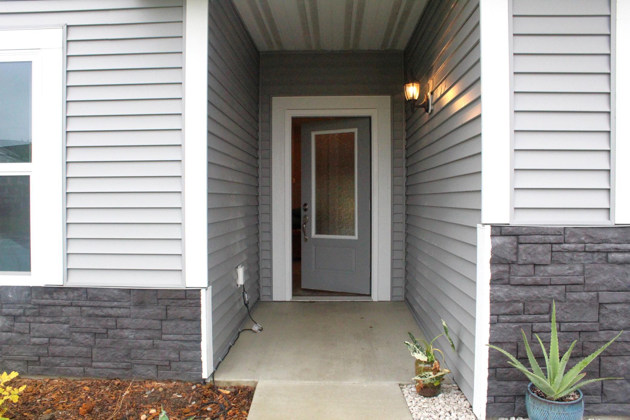 511 Valley Drive W Property Photo 3