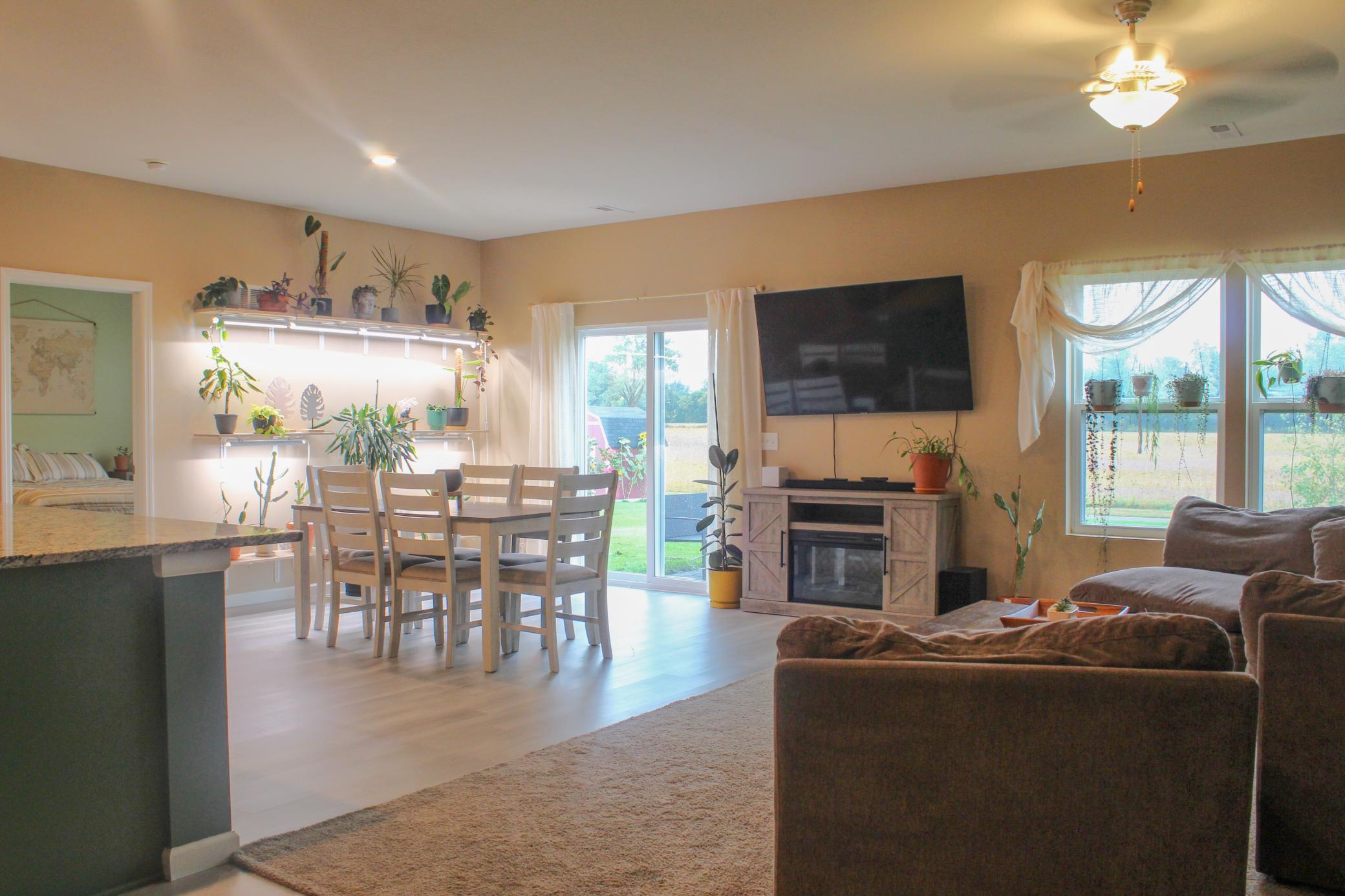 511 Valley Drive W Property Photo 8