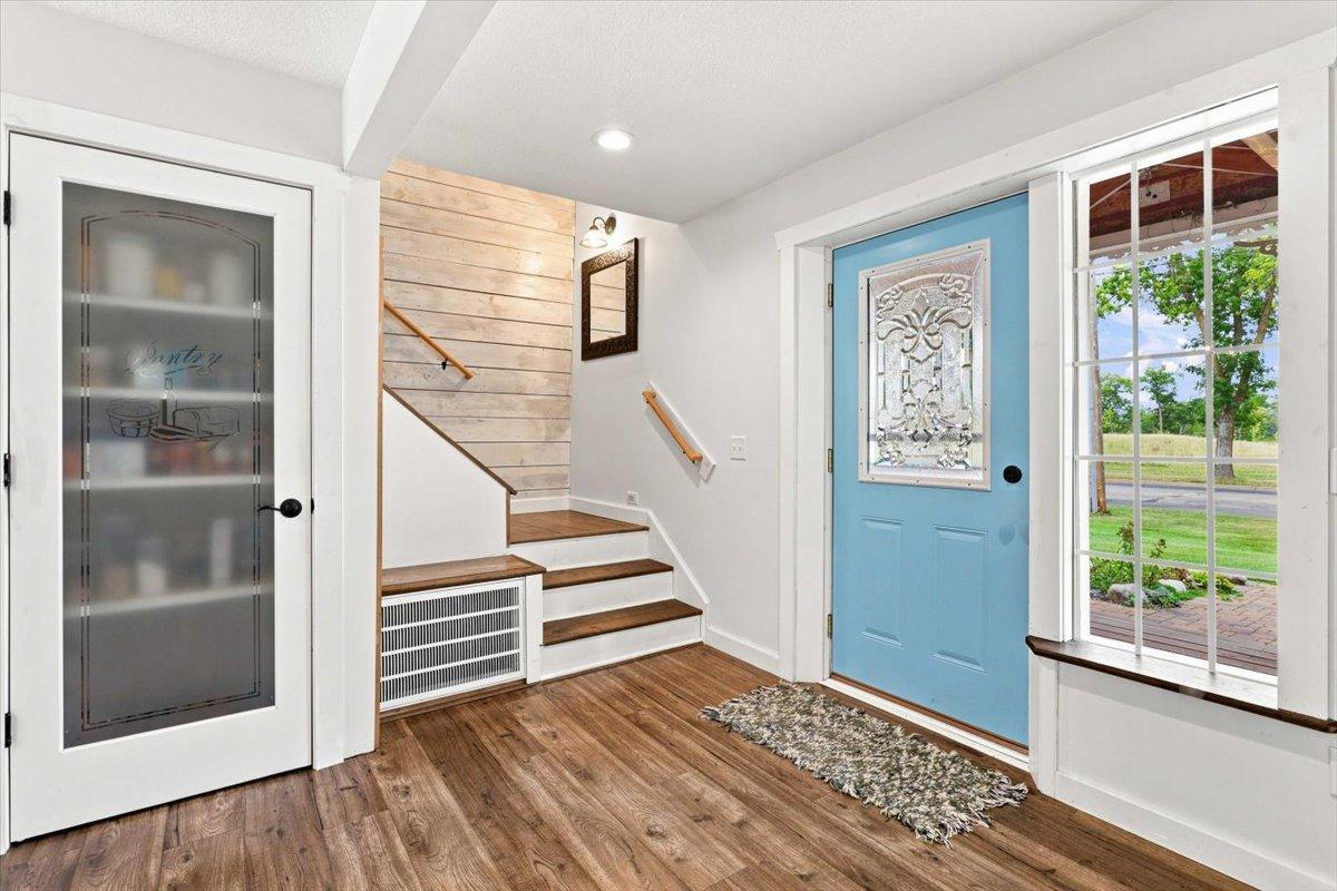 525 Maple Avenue E Property Photo 8