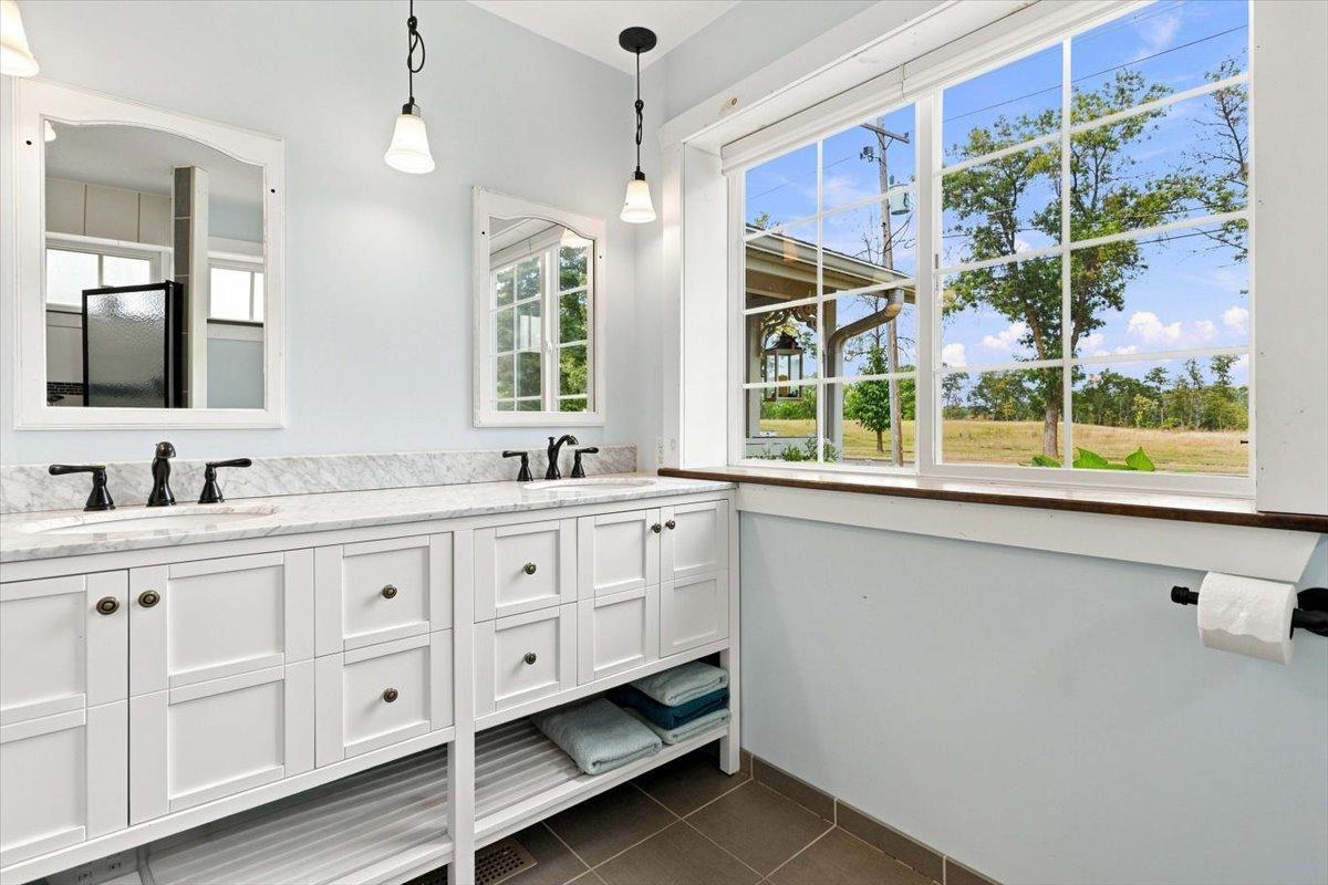 525 Maple Avenue E Property Photo 12