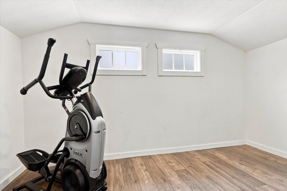 525 Maple Avenue E Property Photo 16