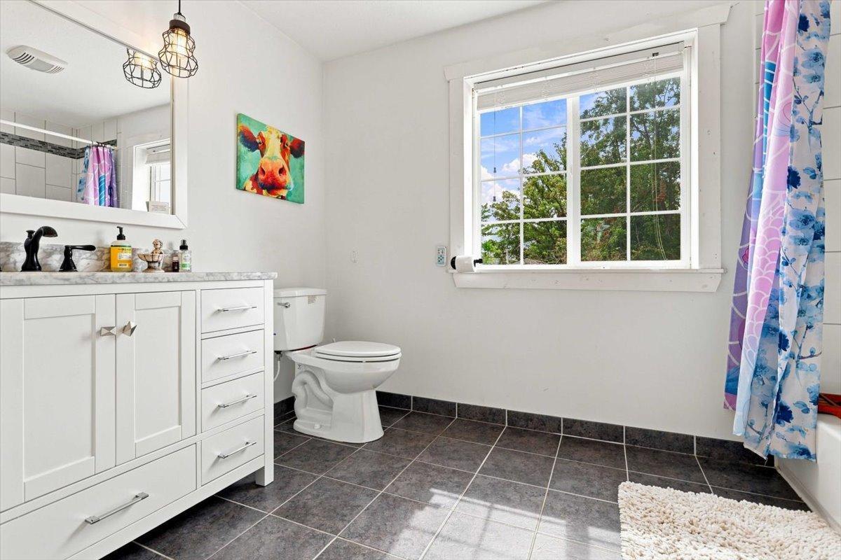 525 Maple Avenue E Property Photo 22