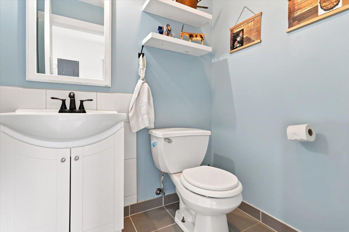 525 Maple Avenue E Property Photo 23