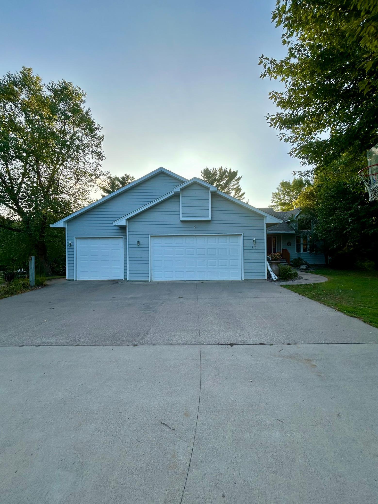 325 Willow Street Property Photo 4