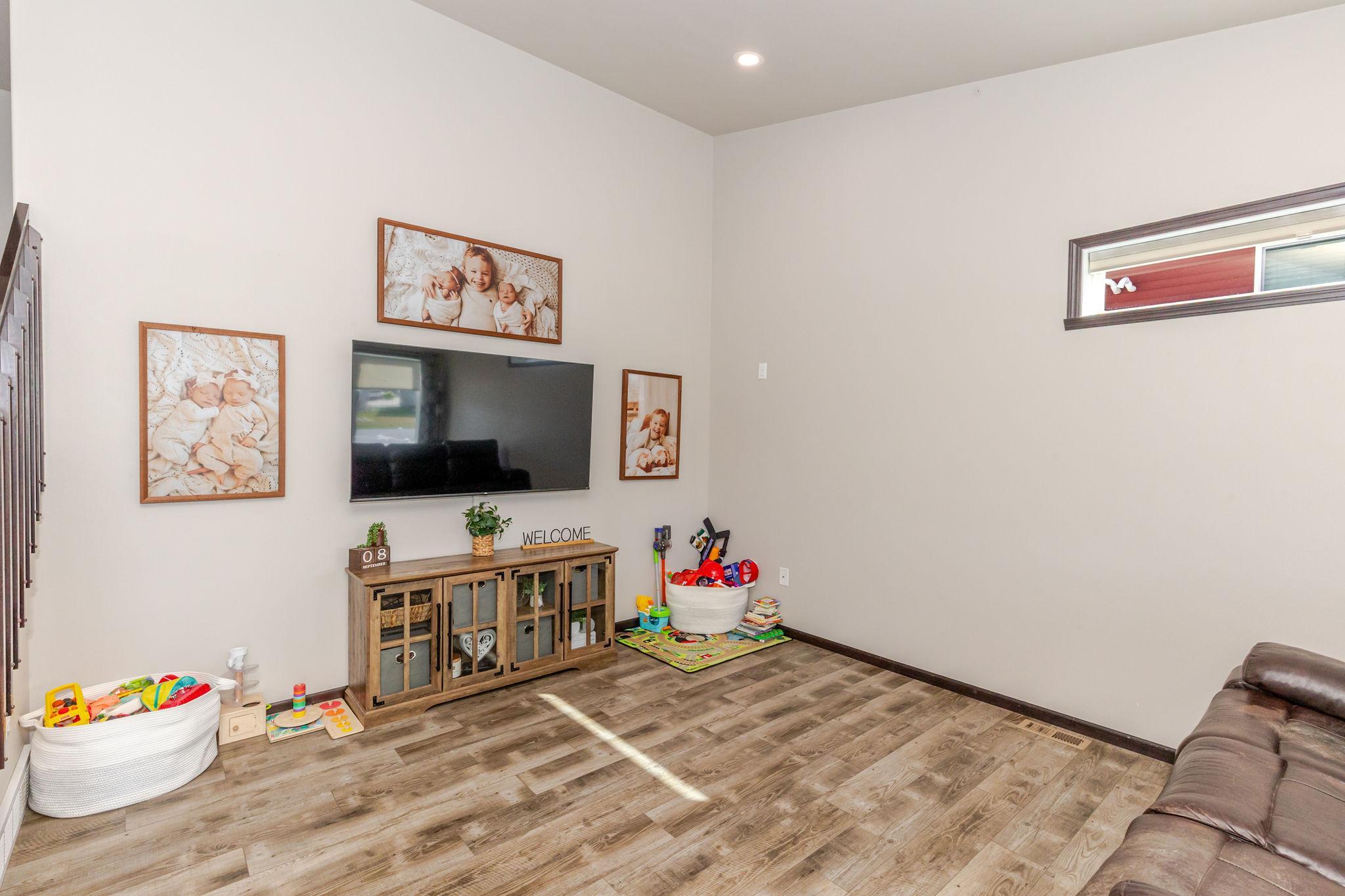 8081 Goldfinch Drive Property Photo 10