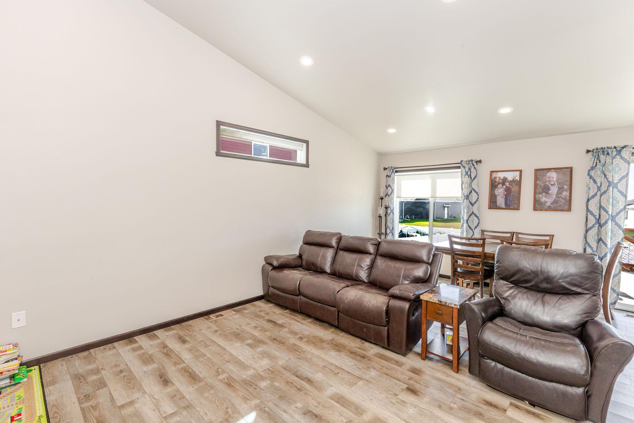 8081 Goldfinch Drive Property Photo 14
