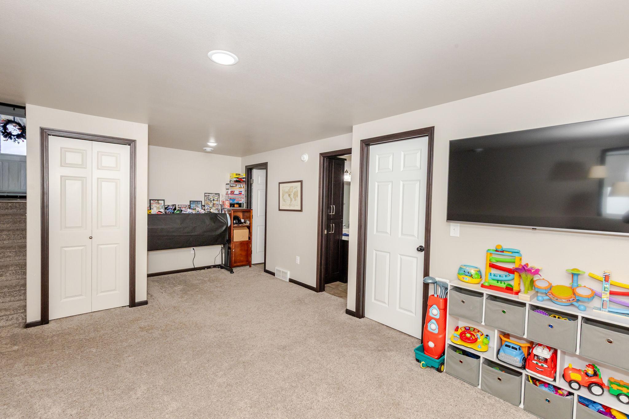 8081 Goldfinch Drive Property Photo 36