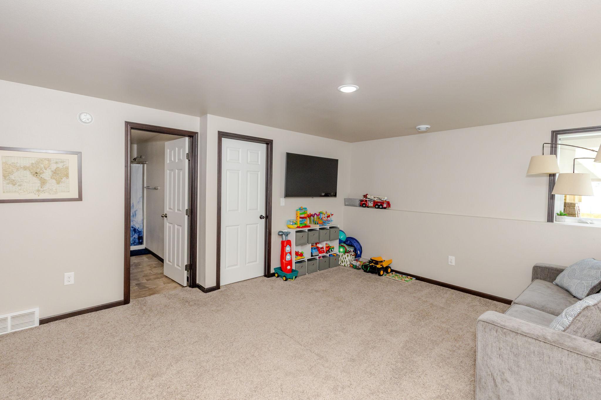 8081 Goldfinch Drive Property Photo 37