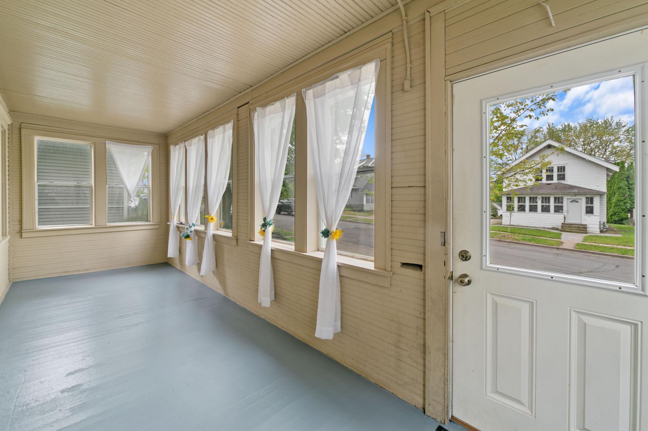 985 5th Street E Property Photo 4