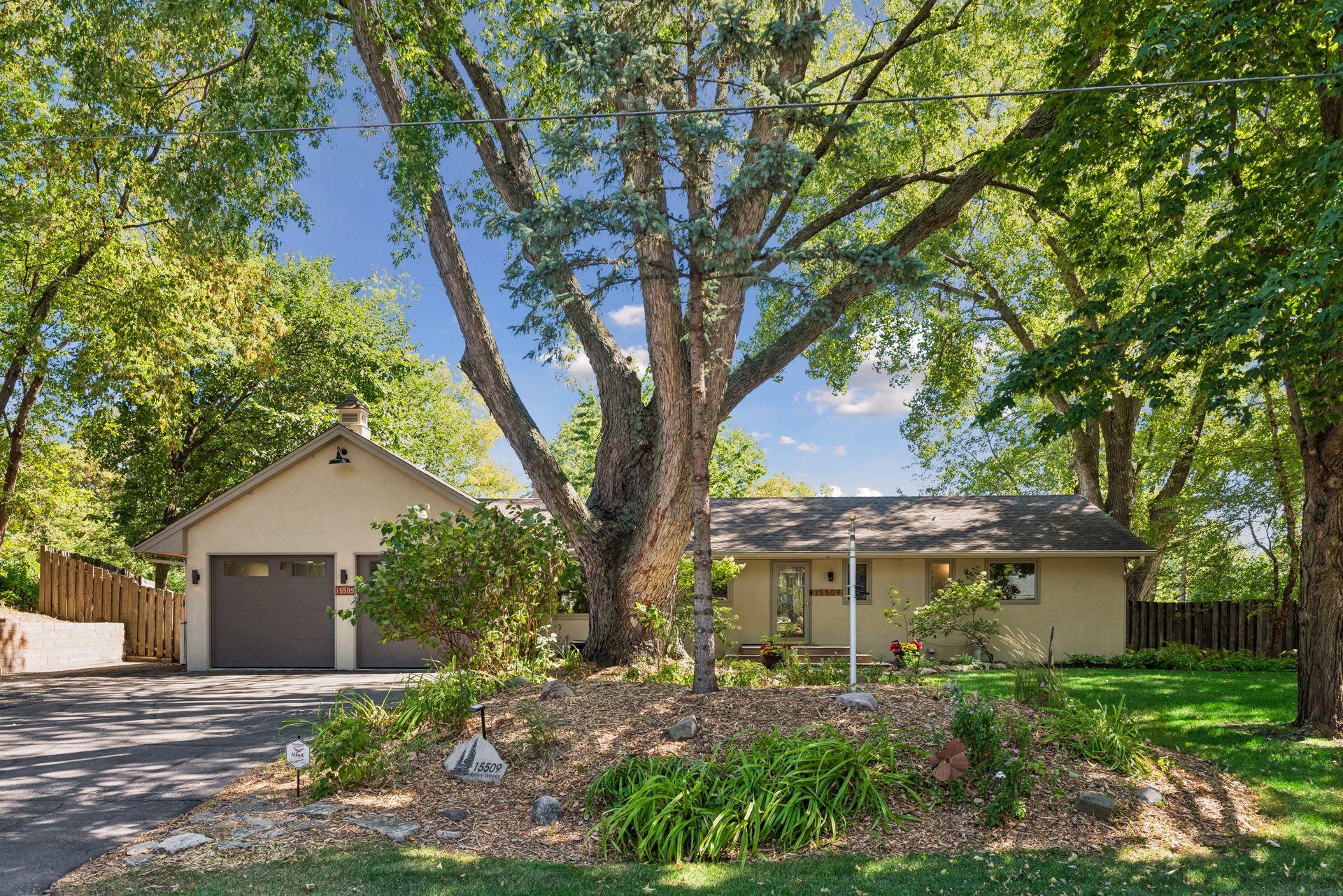 15509 Holdridge Road E Property Photo 3