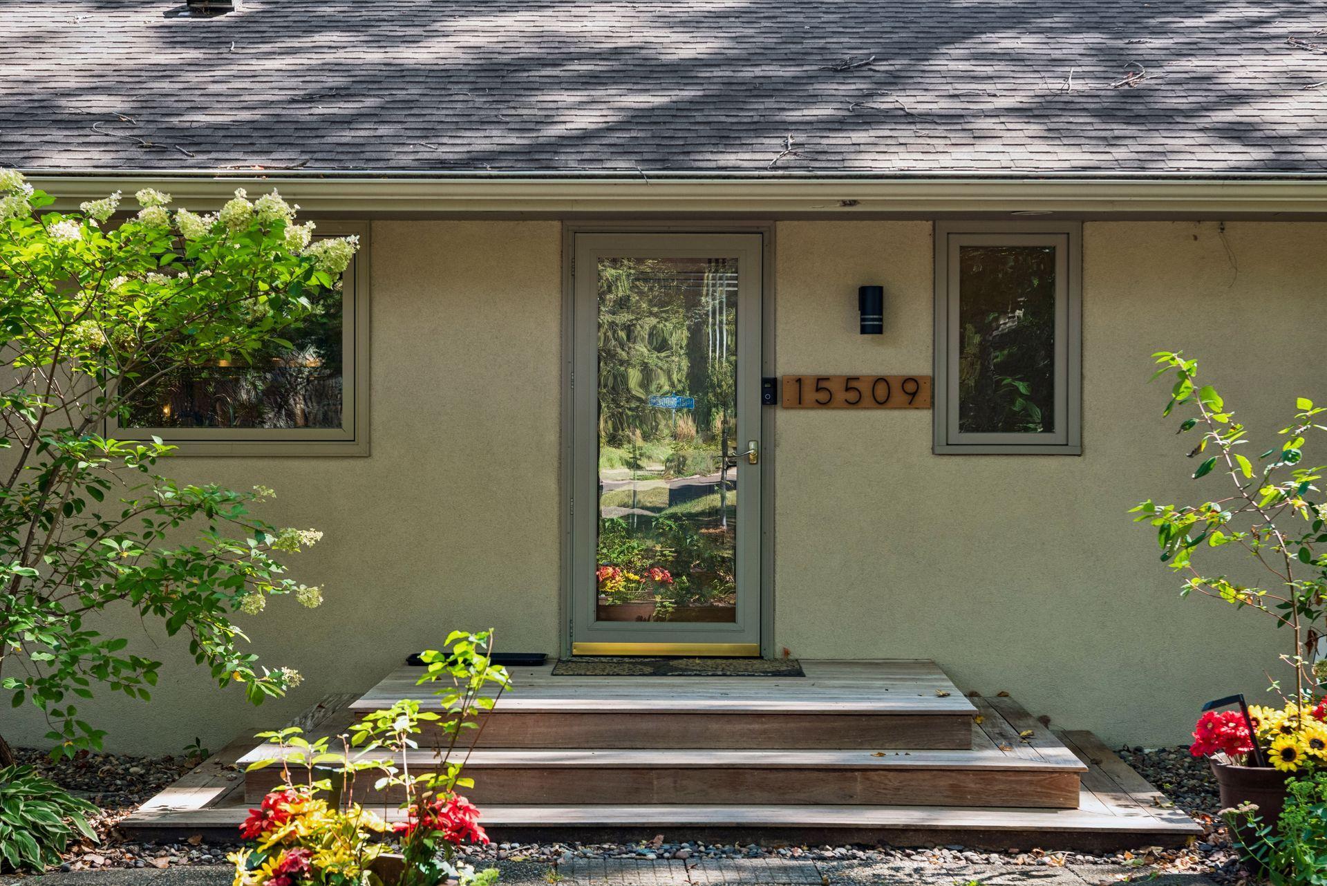 15509 Holdridge Road E Property Photo 5