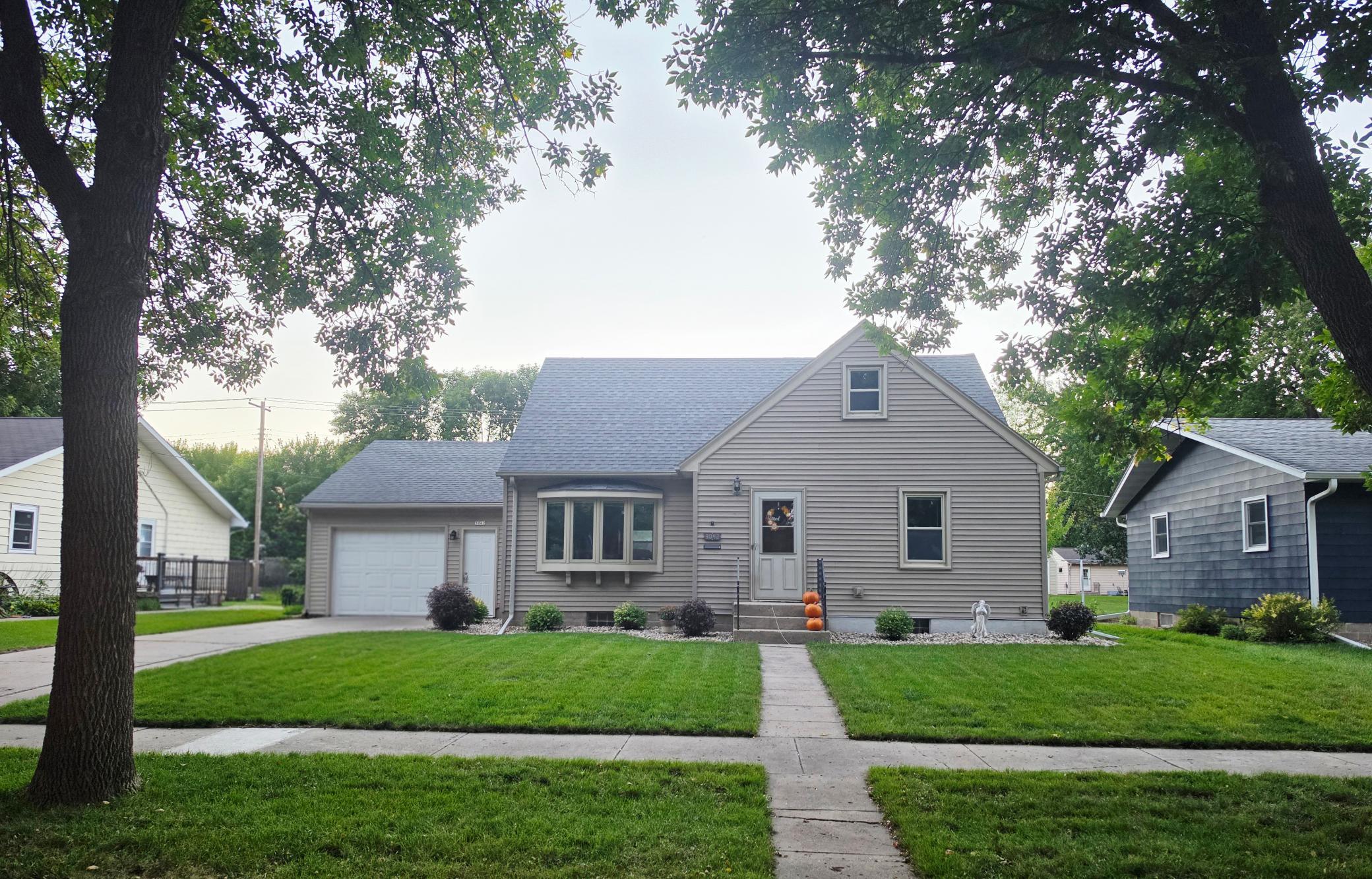 3042 Pine Avenue Property Photo 1