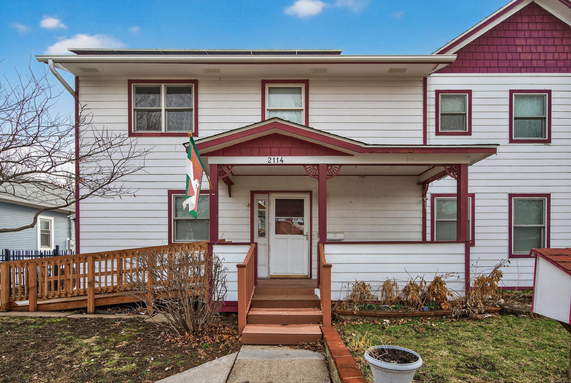 2114 Queen Avenue N Property Photo 1