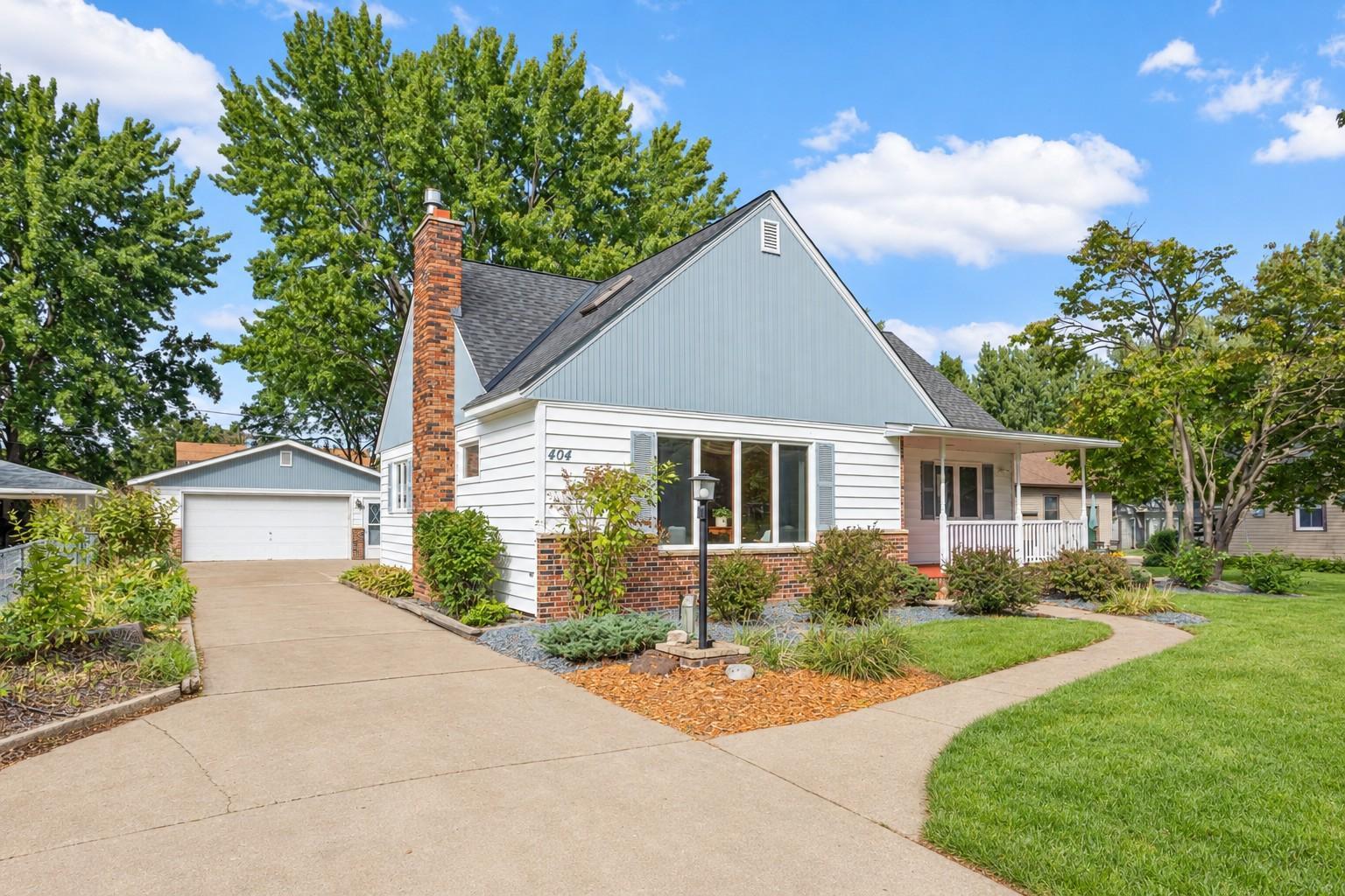 404 15th Street W Property Photo 1