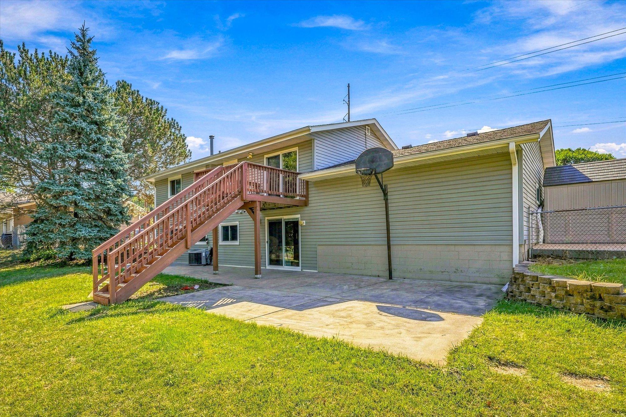 1721 Deerwood Drive Property Photo 3