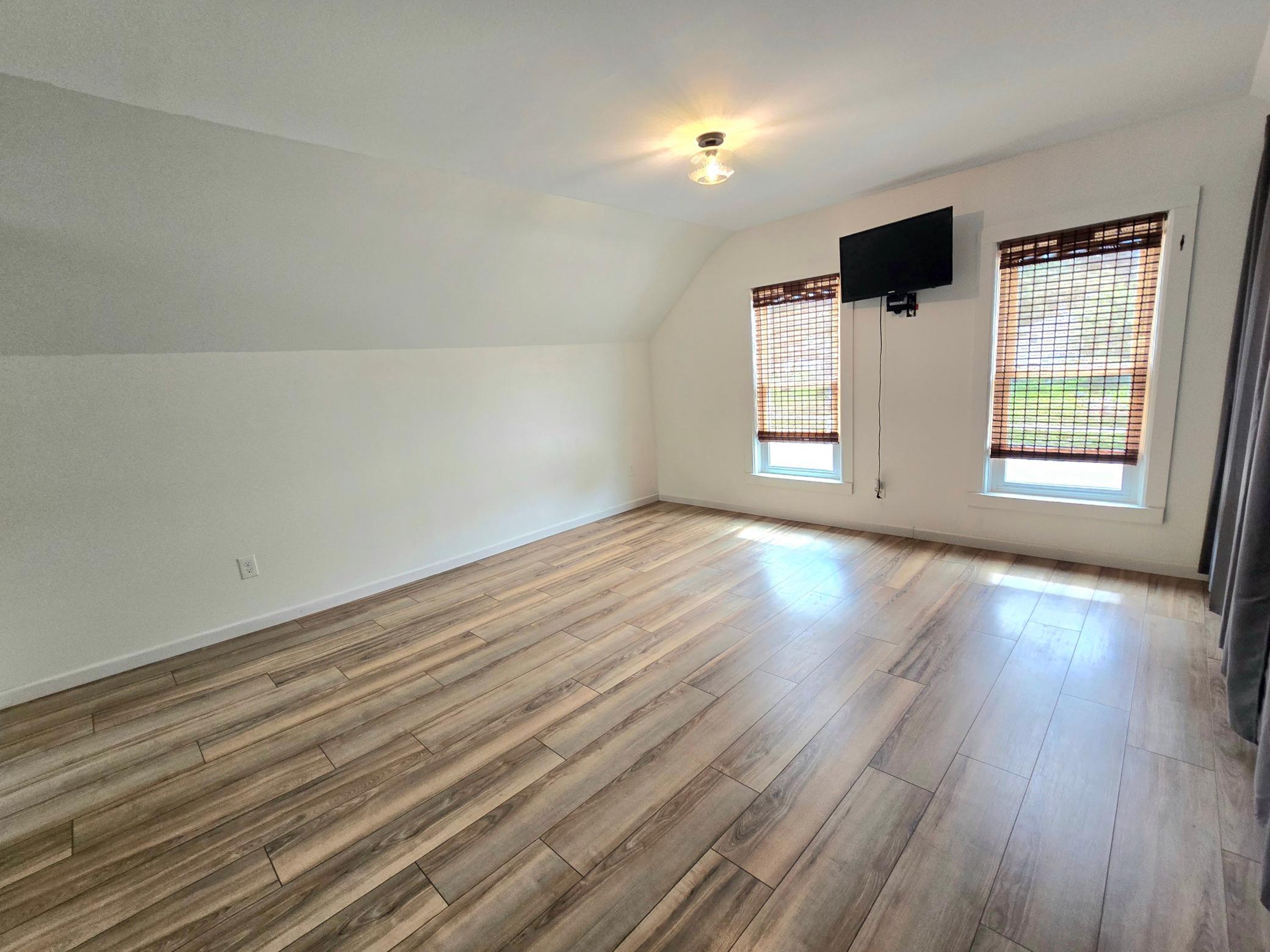 300 Kirkwood Street E Property Photo 34