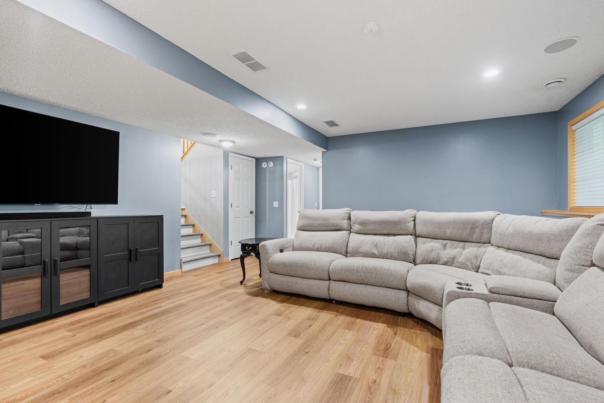 21233 Independence Avenue Property Photo 18