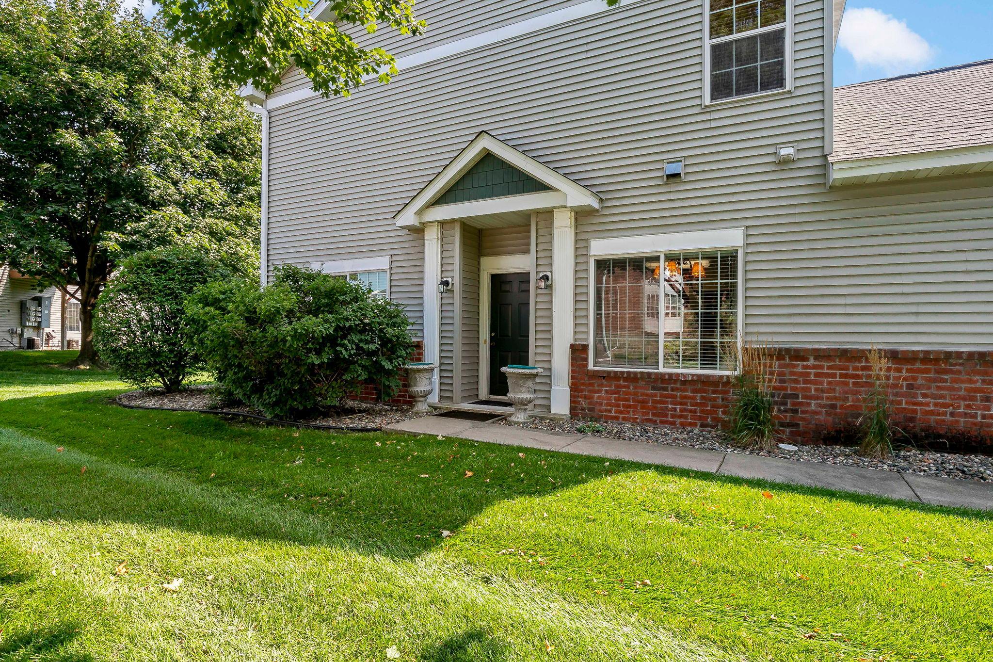 8012 Stratford Circle S Property Photo 4