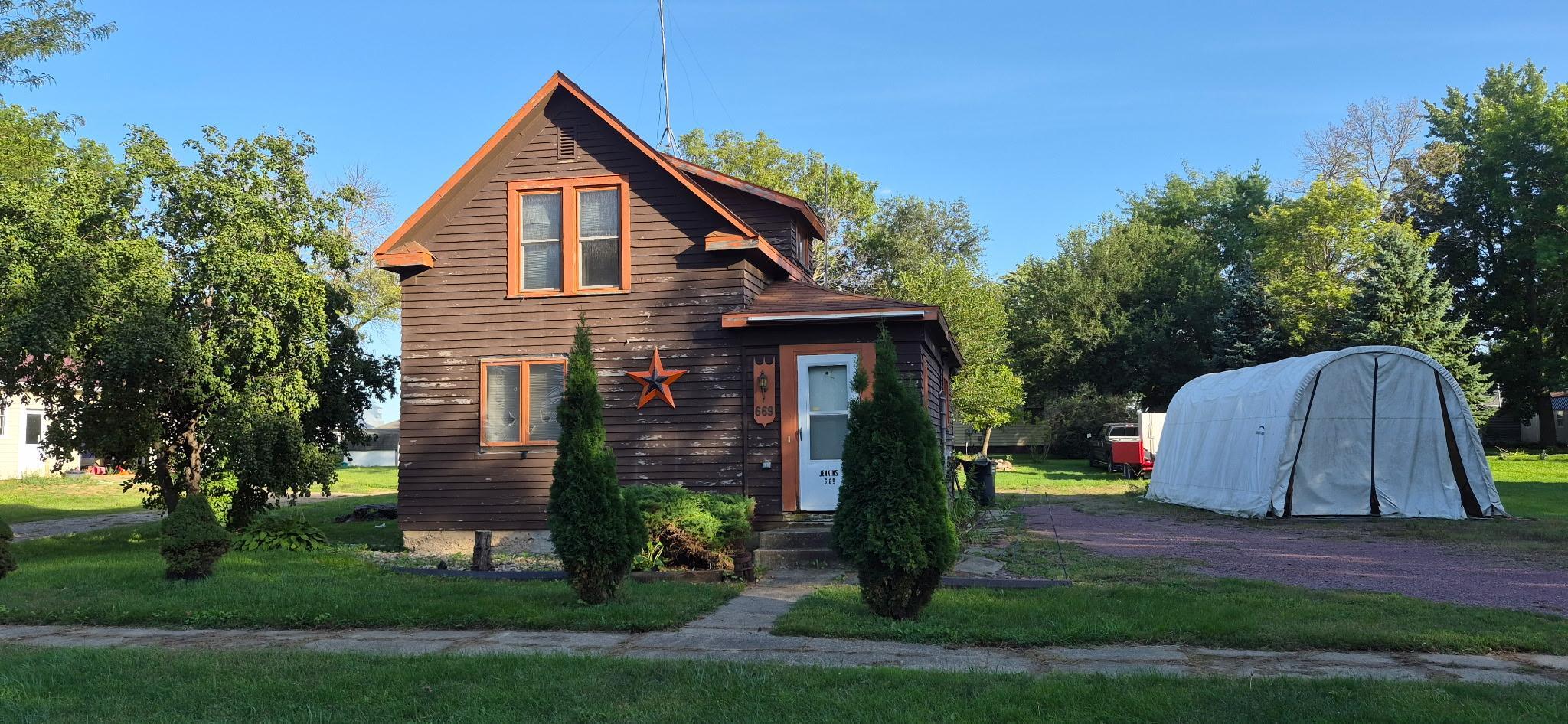 669 2nd Avenue Property Photo 1