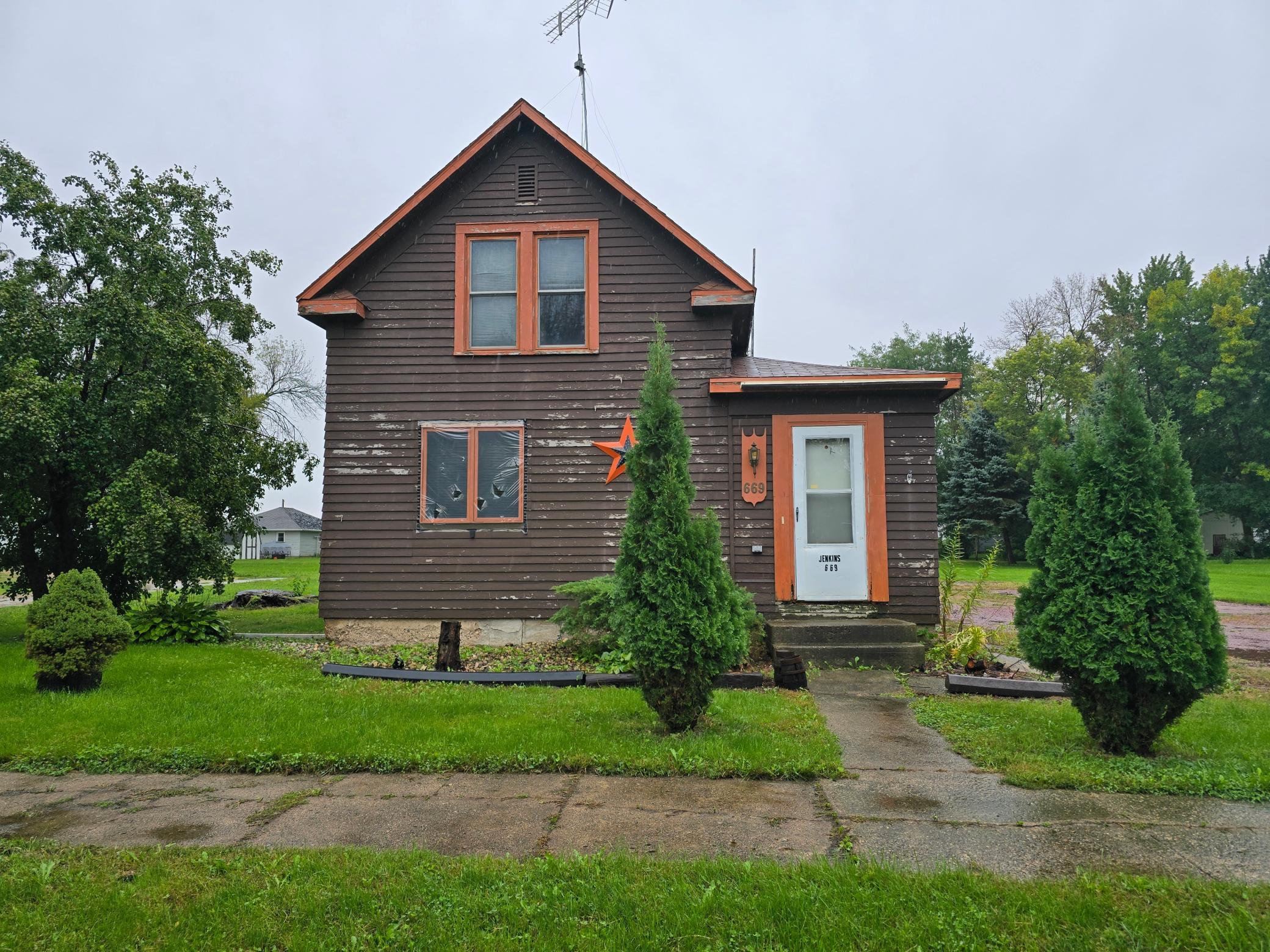 669 2nd Avenue Property Photo 1