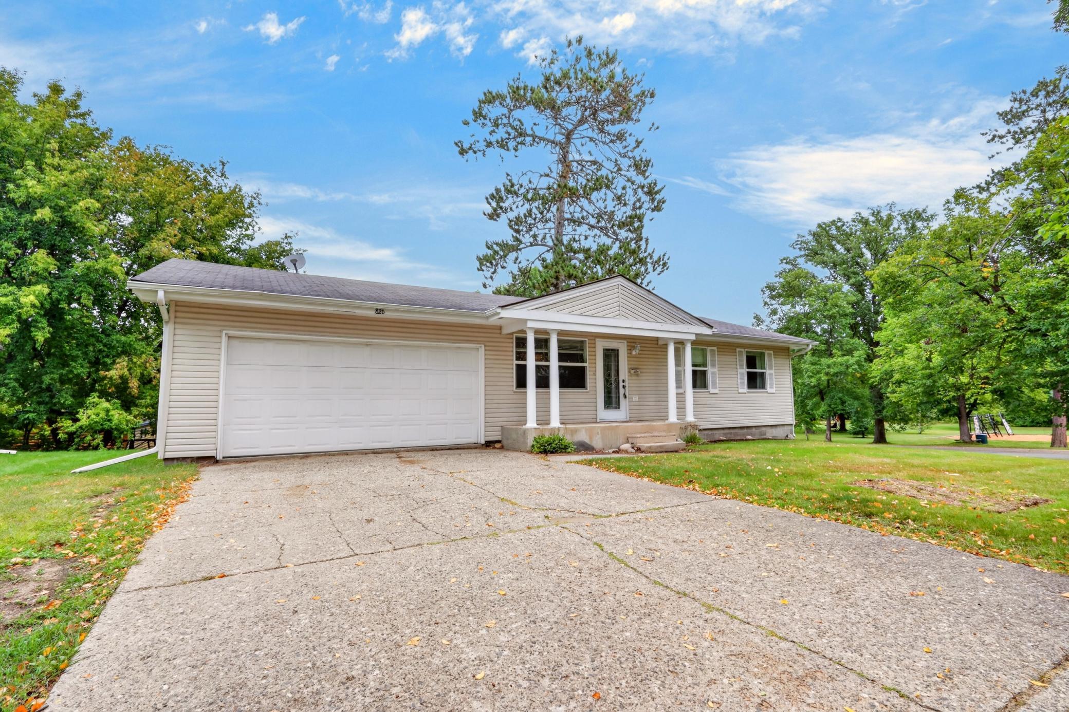 826 Willow Lane Property Photo 4