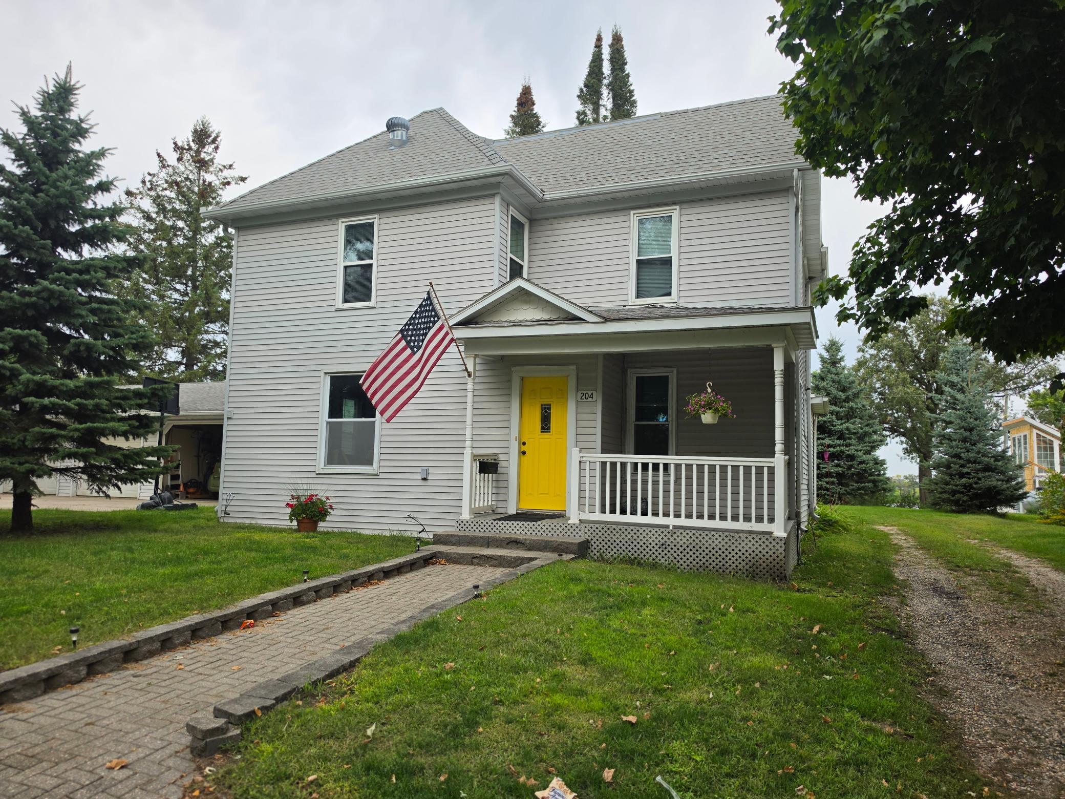 204 Woodland Avenue W Property Photo 1