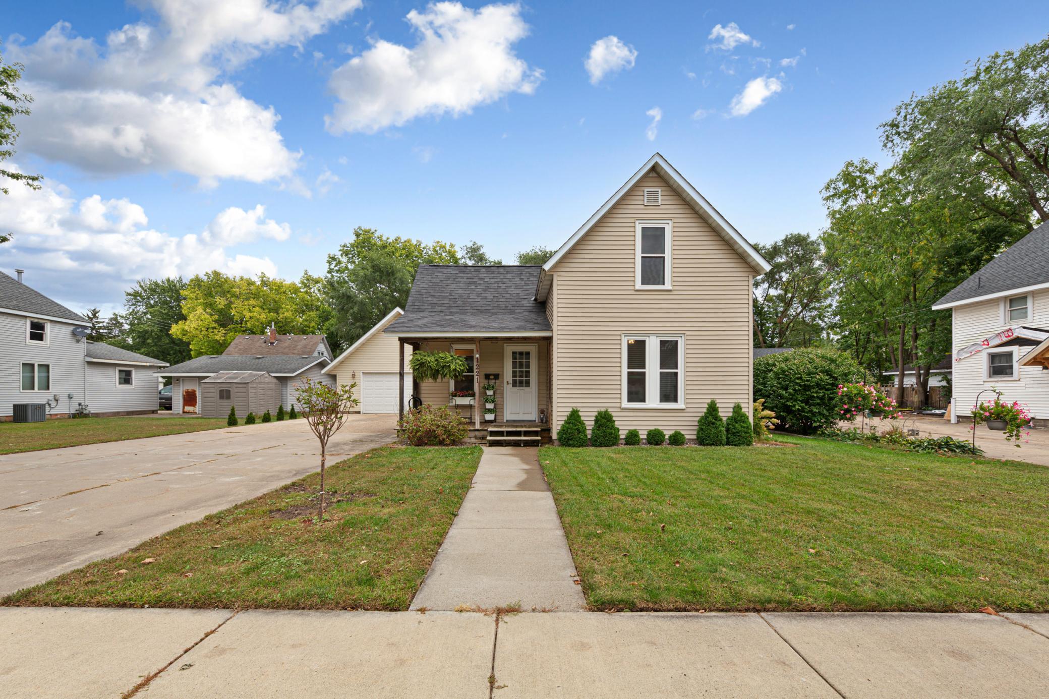 1221 Central Avenue N Property Photo 4