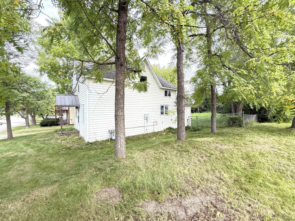 209 E Oak Avenue Property Photo 2