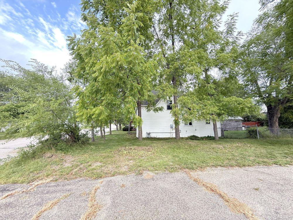 209 E Oak Avenue Property Photo 7