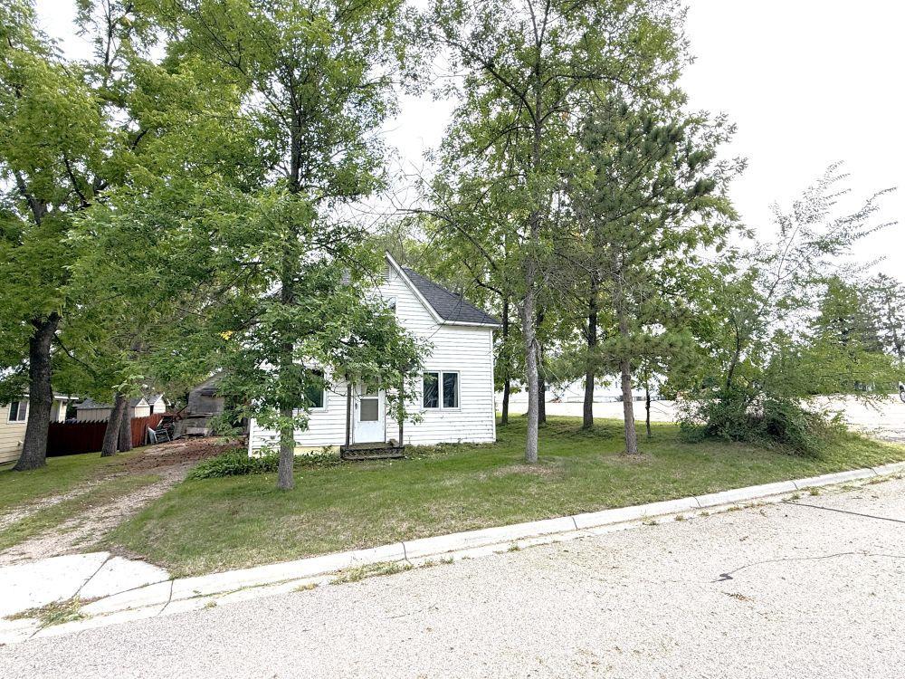 209 E Oak Avenue Property Photo 9