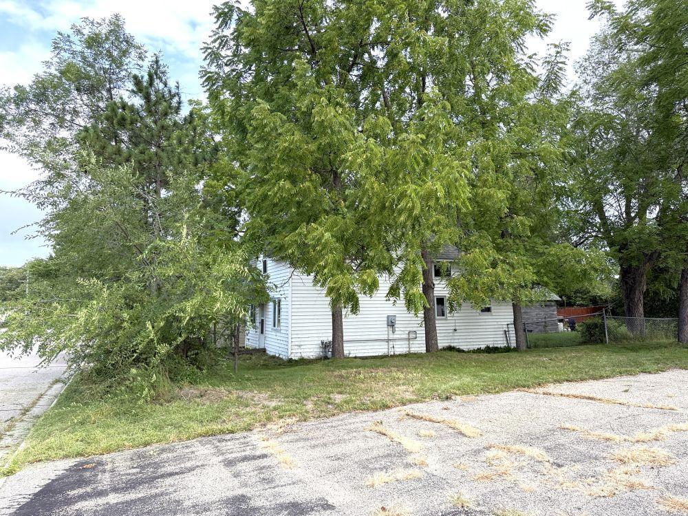 209 E Oak Avenue Property Photo 12