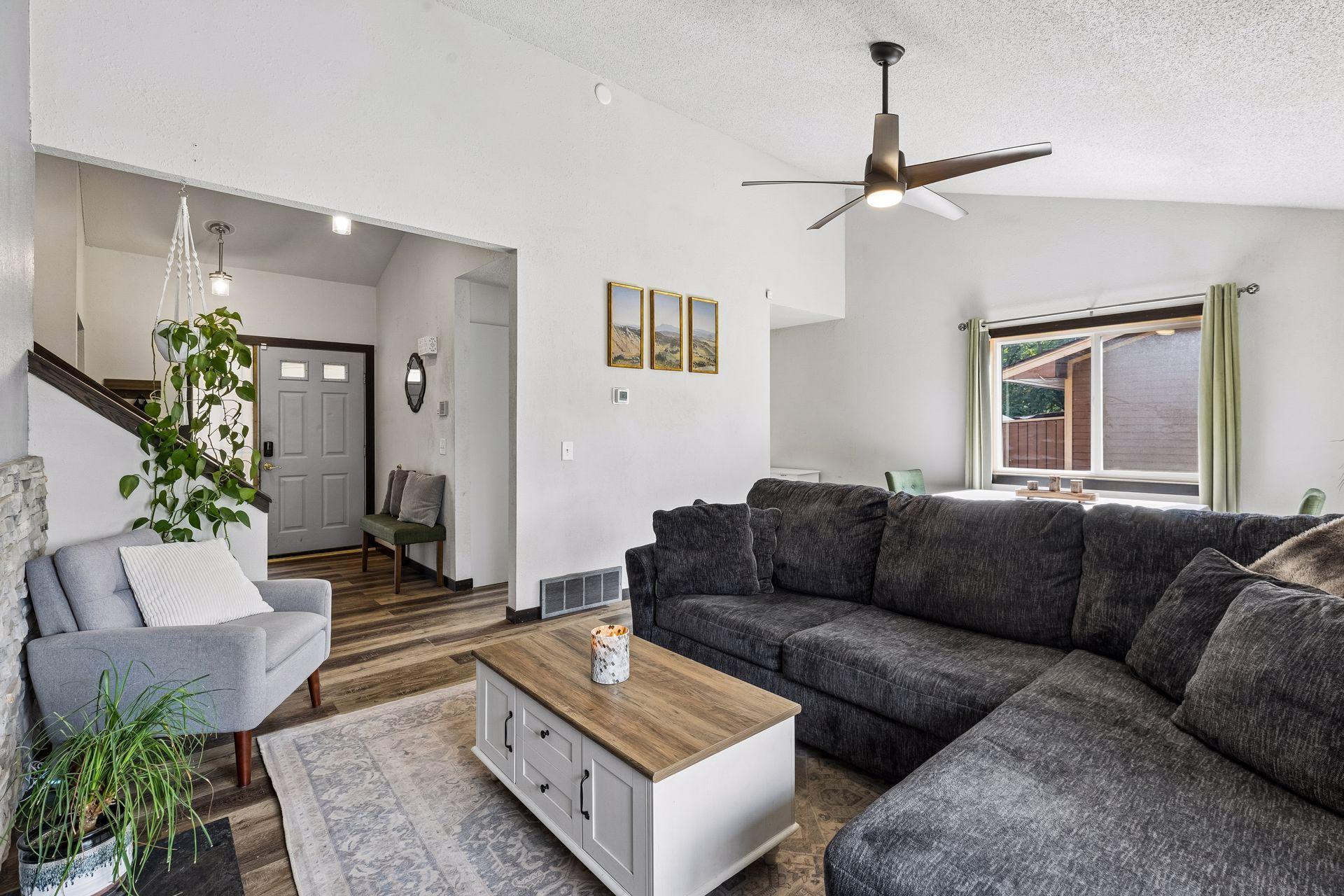 521 Central Avenue W Property Photo 5