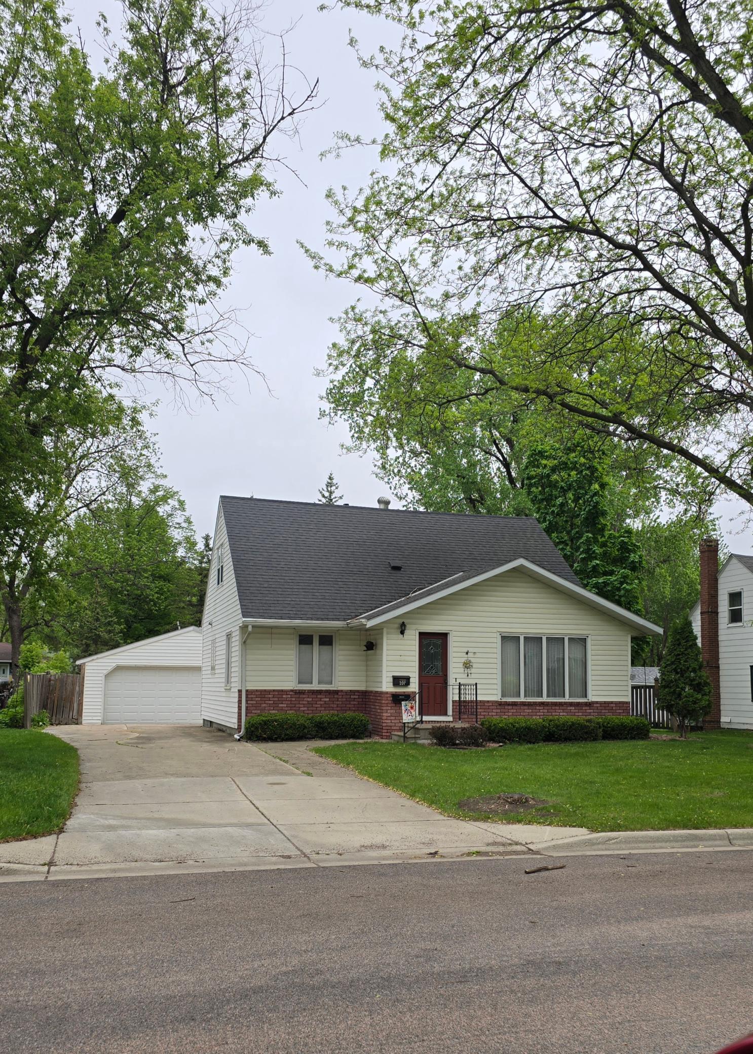 207 E Lyon Street Property Photo 1