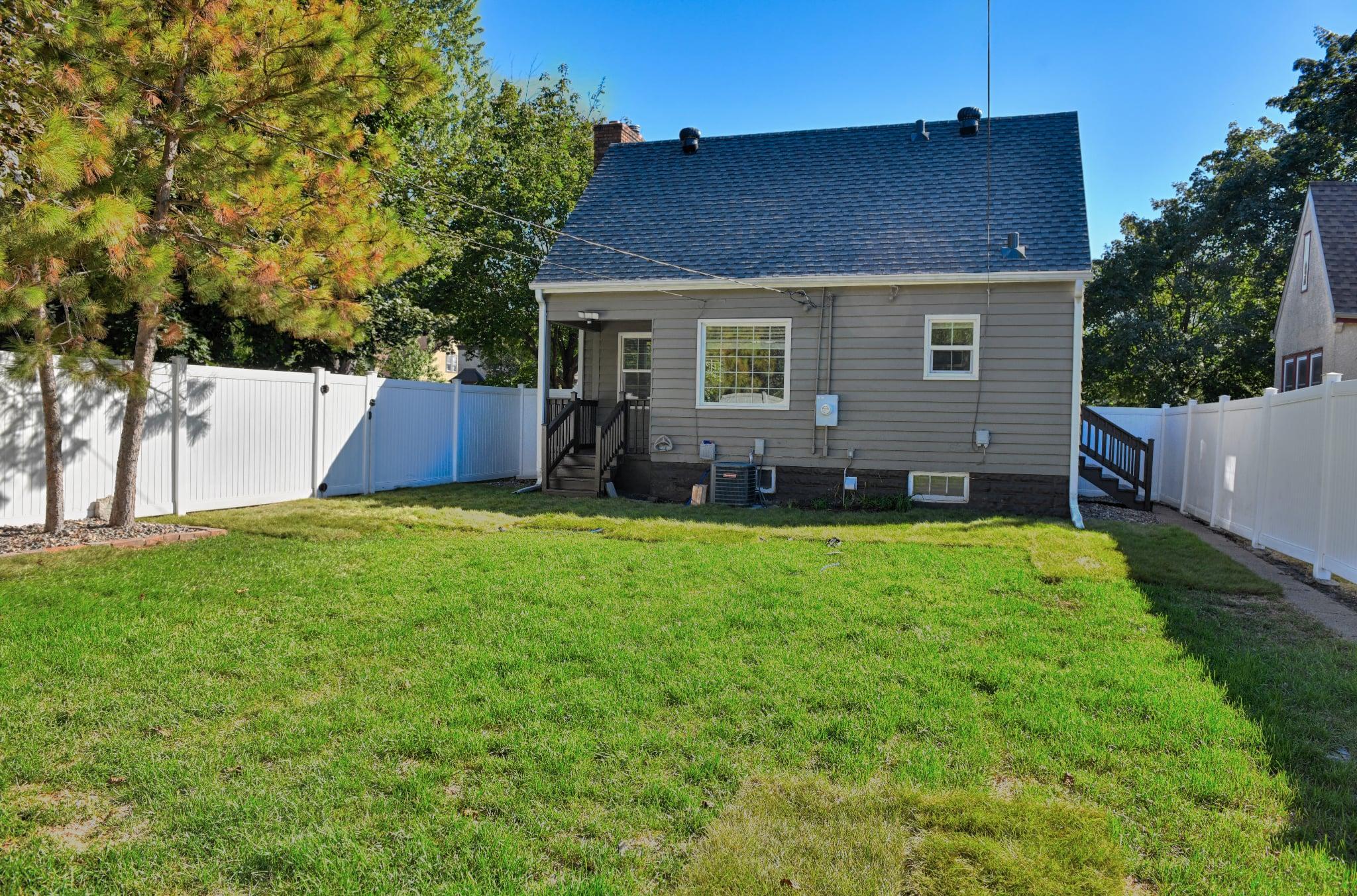 755 Cottage Avenue E Property Photo 3