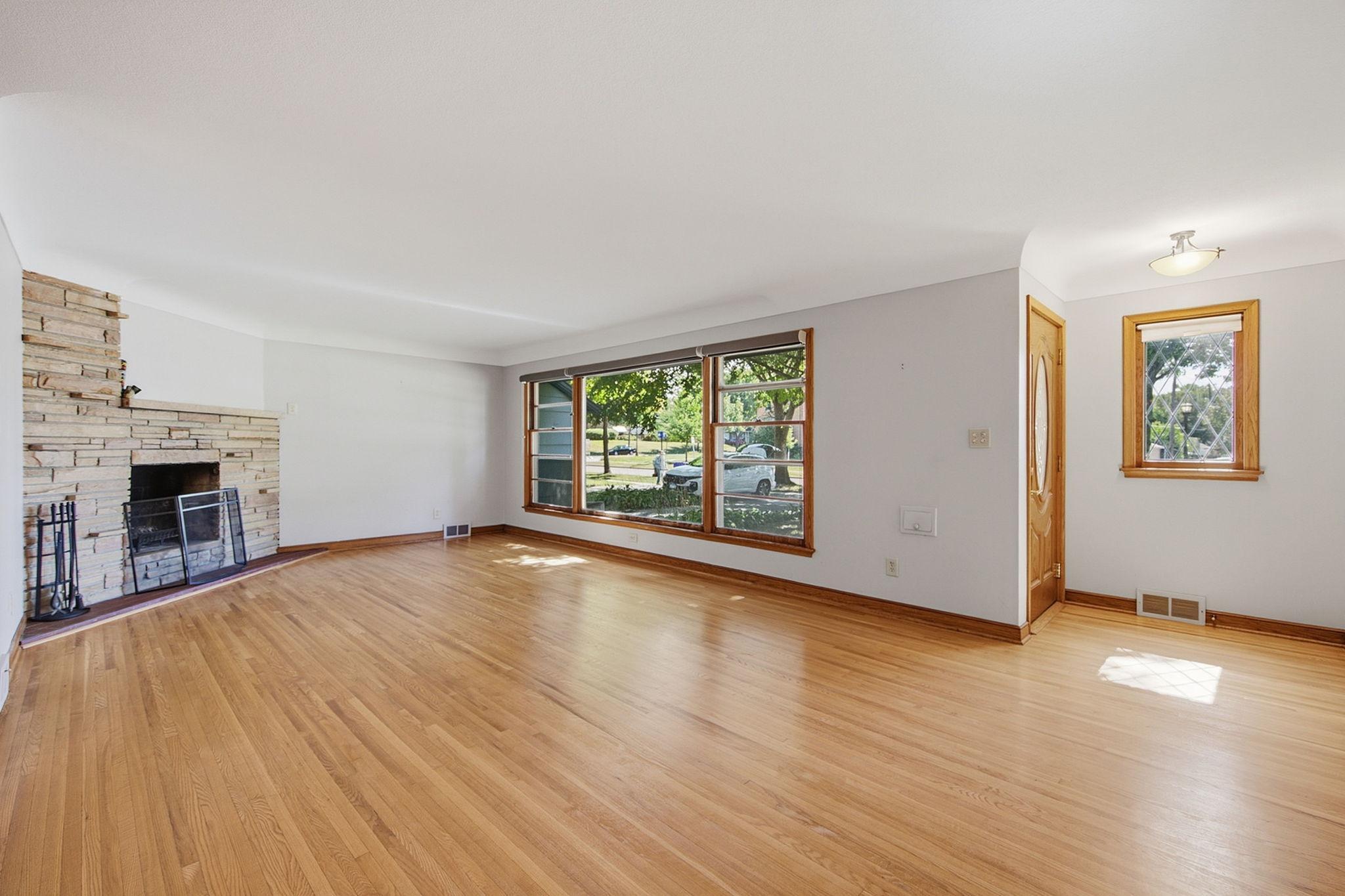 667 Wheelock Parkway W Property Photo 2