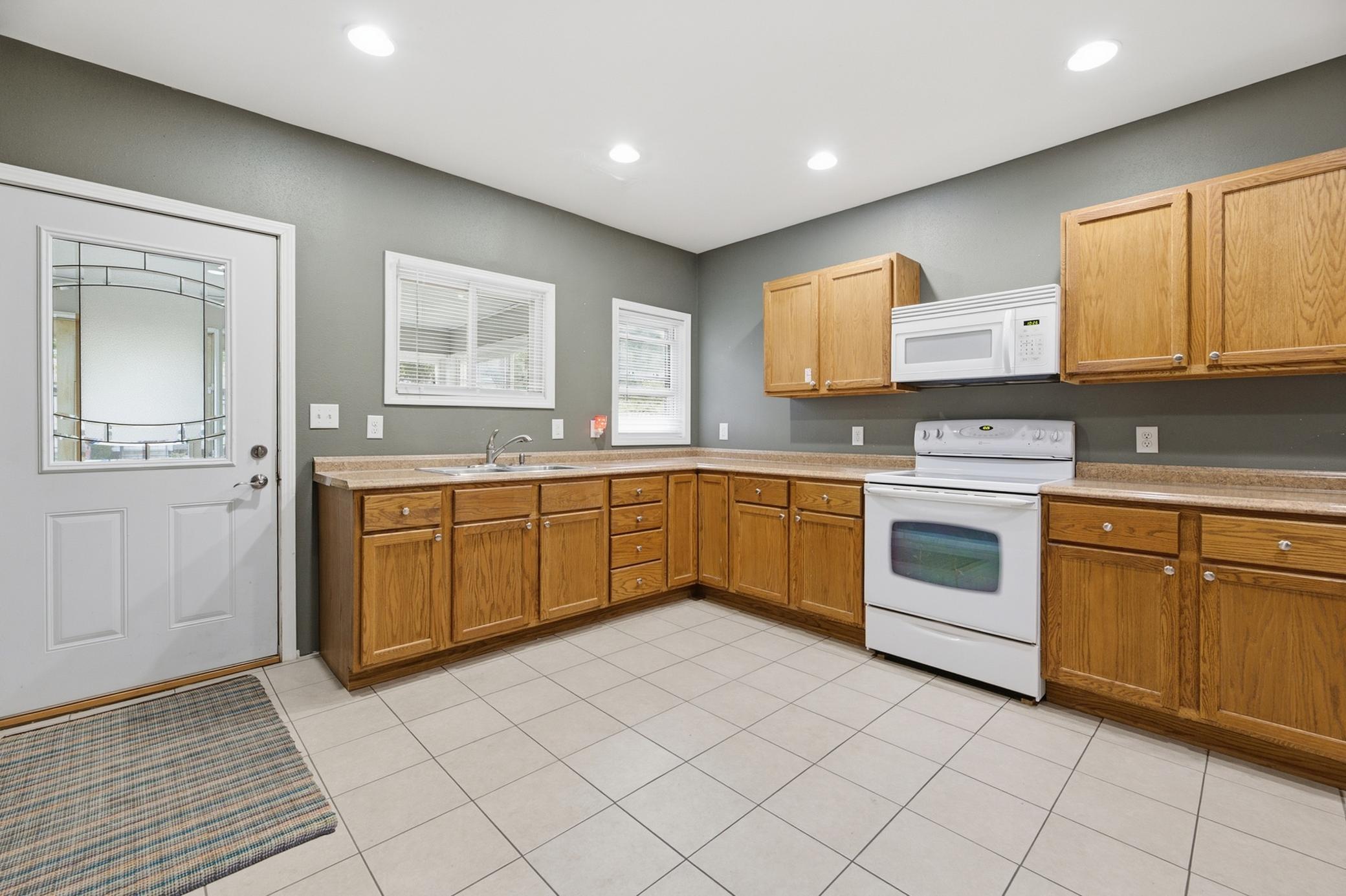 623 E Howard Street Property Photo 5