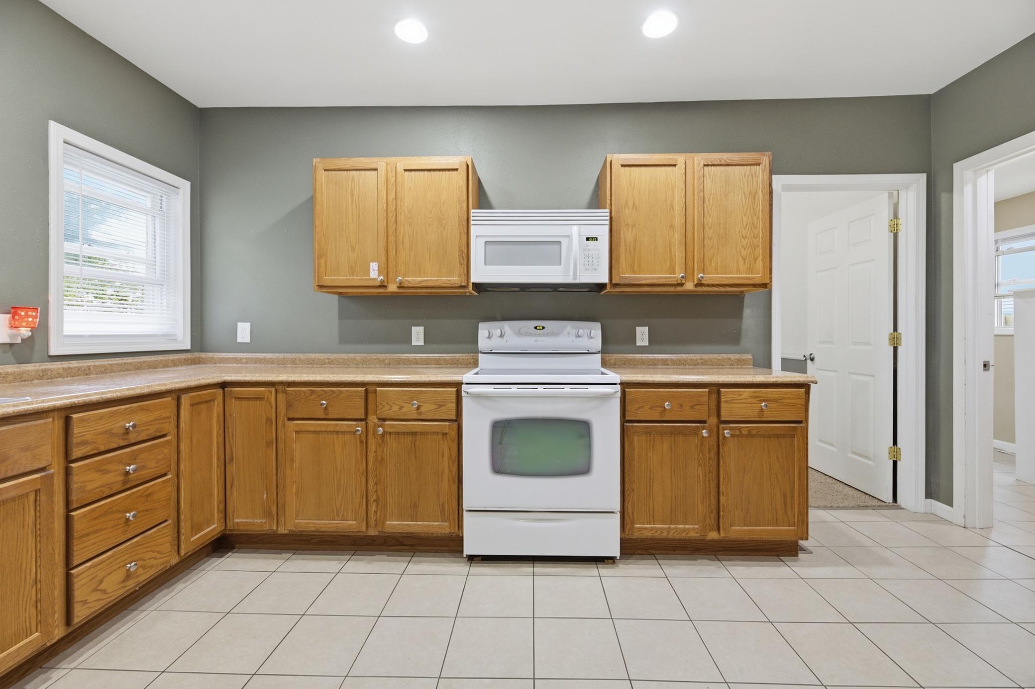 623 E Howard Street Property Photo 6