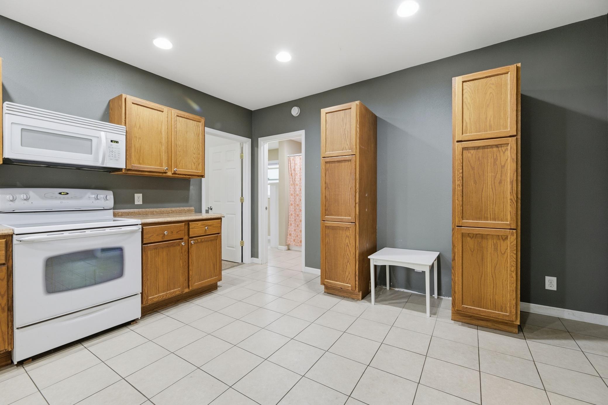 623 E Howard Street Property Photo 7