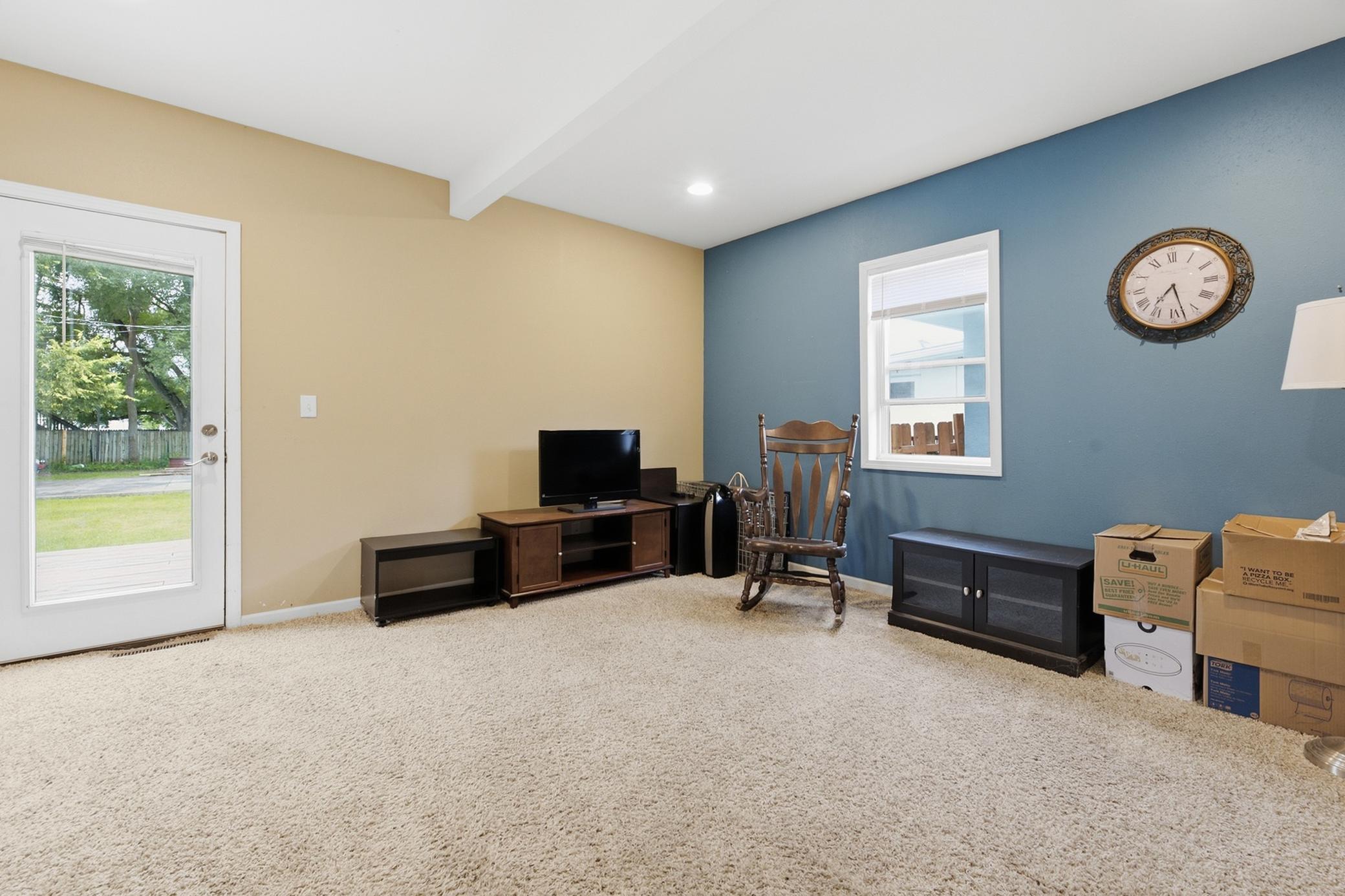 623 E Howard Street Property Photo 11