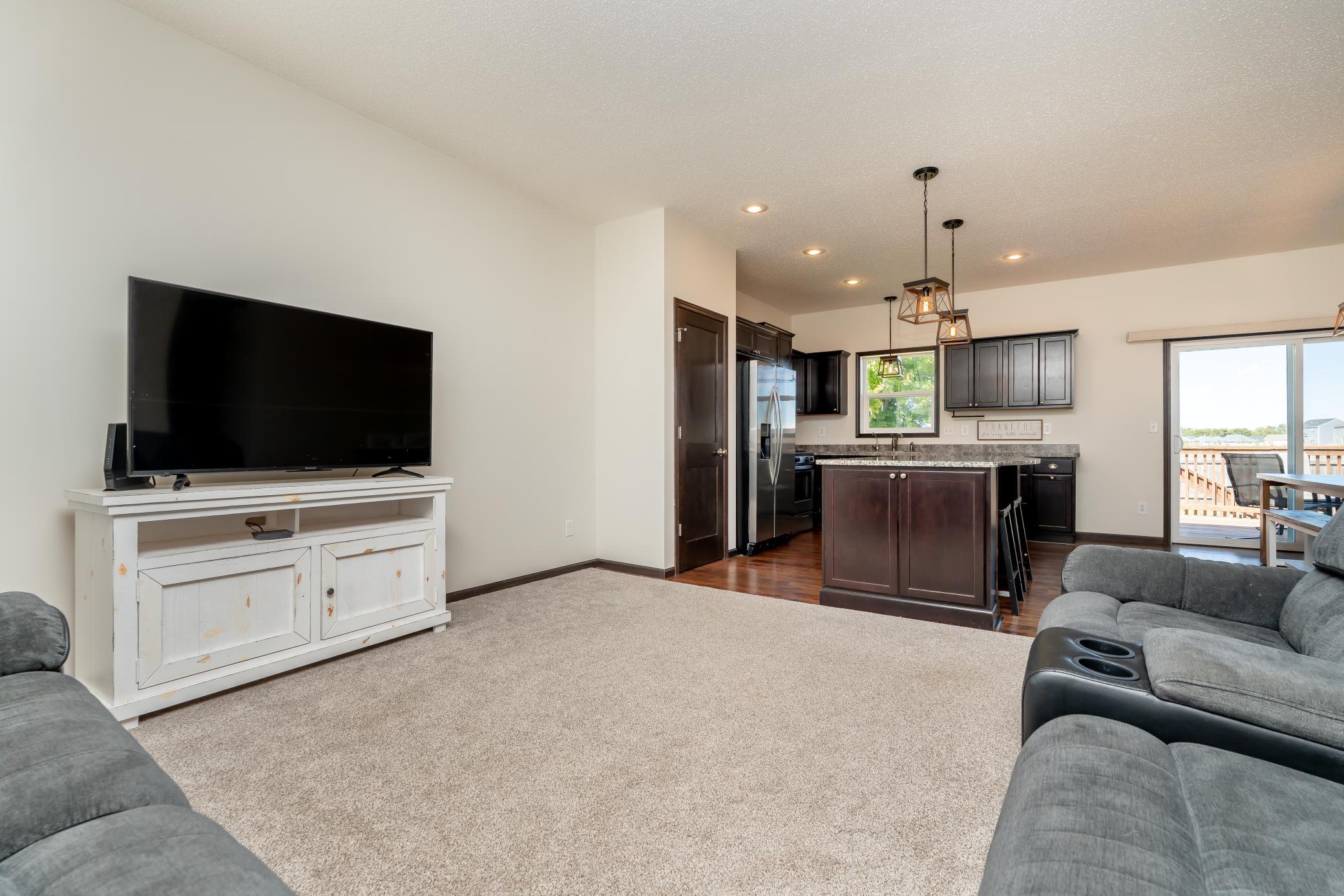 916 Forest Edge Drive Property Photo 11