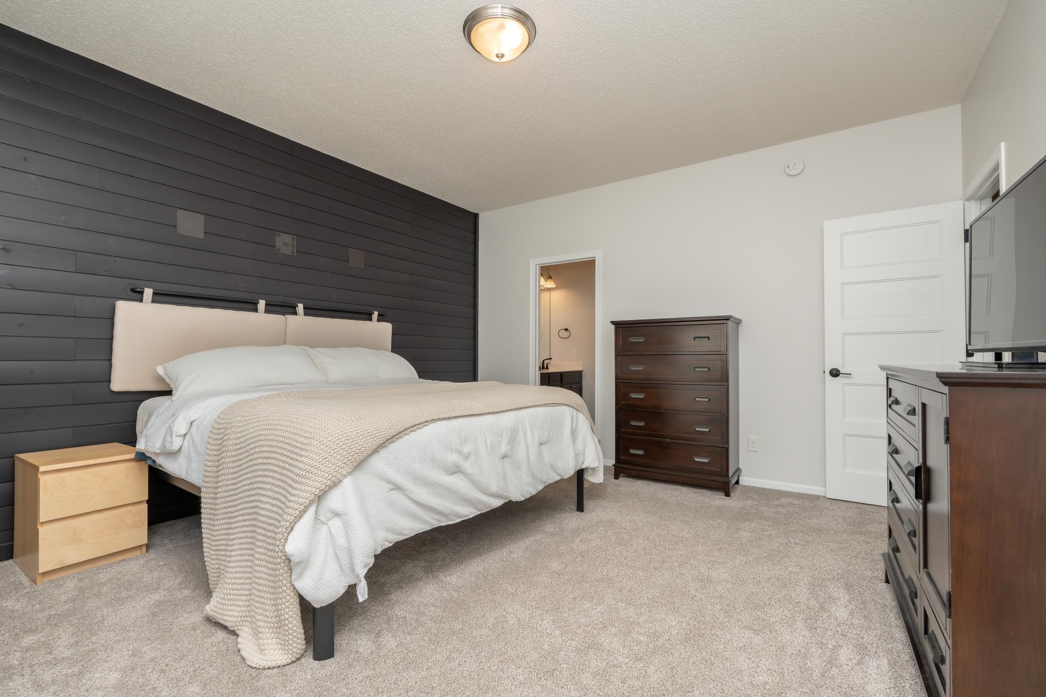 916 Forest Edge Drive Property Photo 12