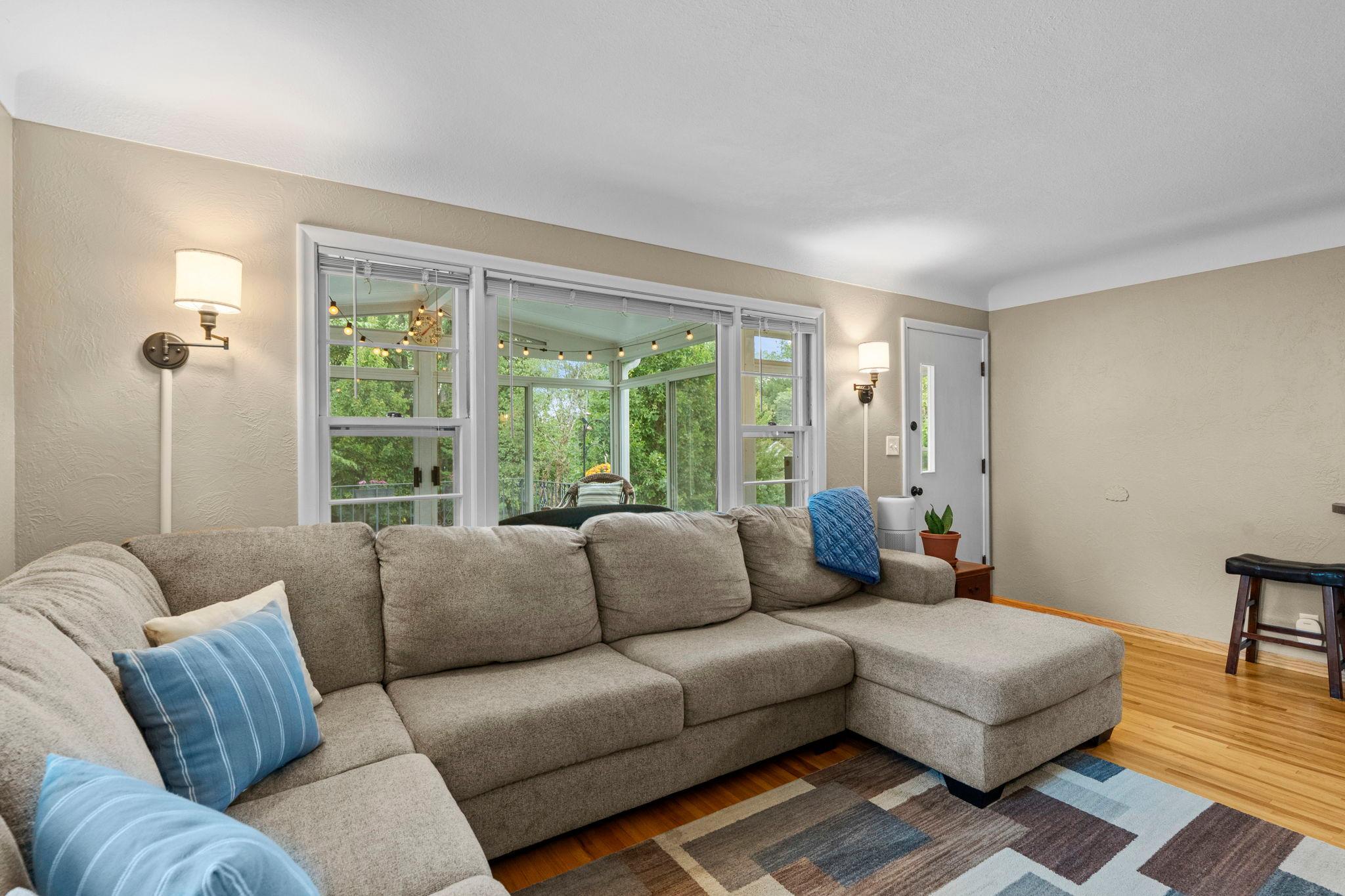 280 Winona Street E Property Photo 8